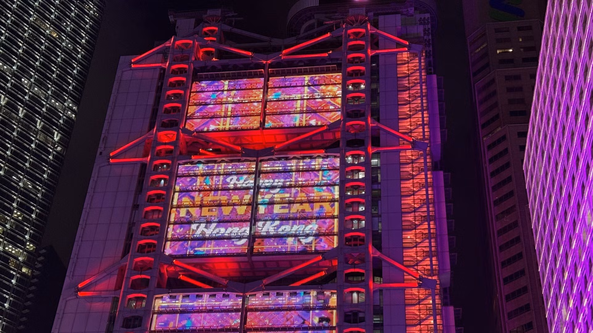 En Hong Kong, la proyección del mensaje de Año Nuevo ilumina los edificios de la zona de Central.