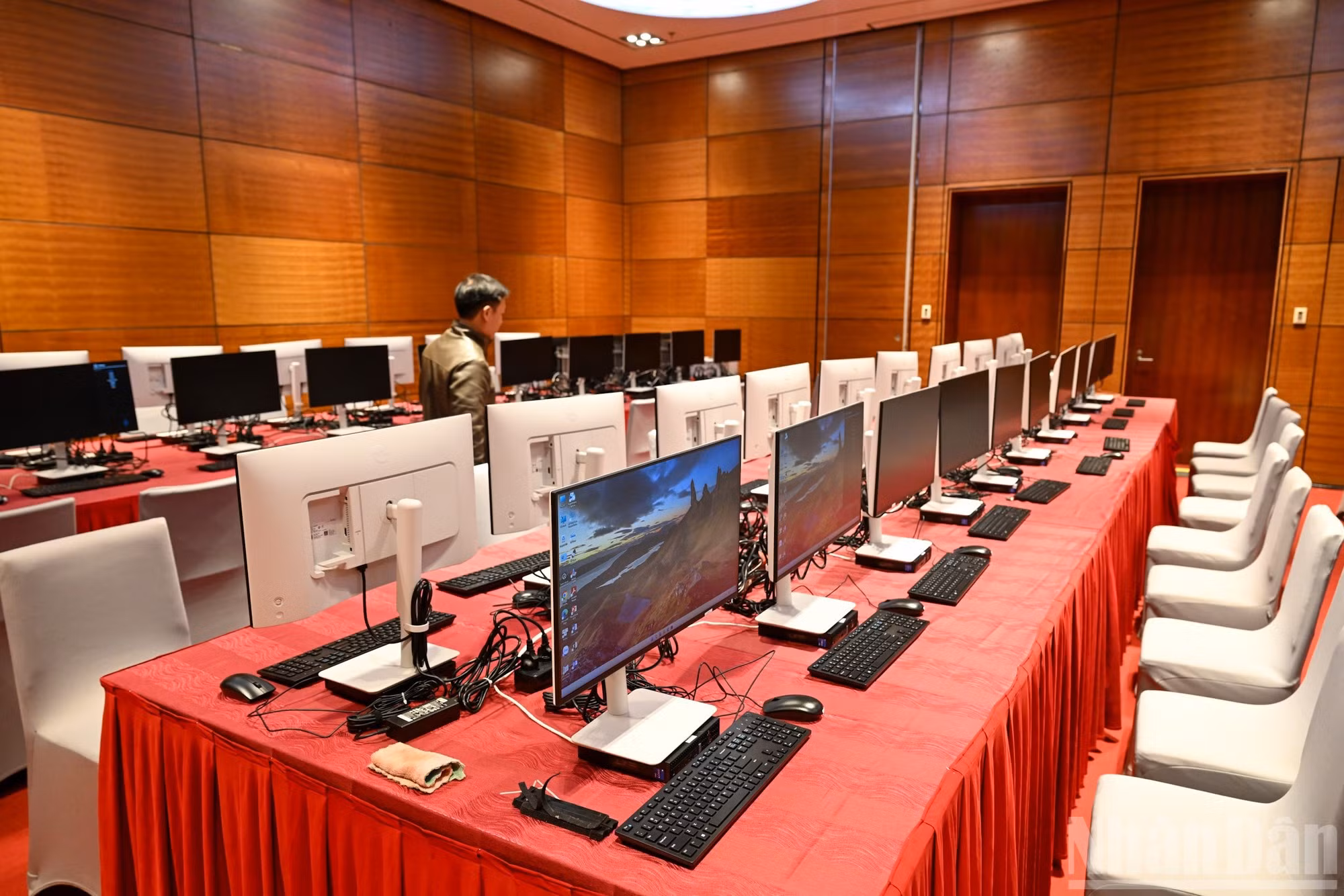 Equipos y sistemas informáticos son instalados para servir a la magna cita del PCV.