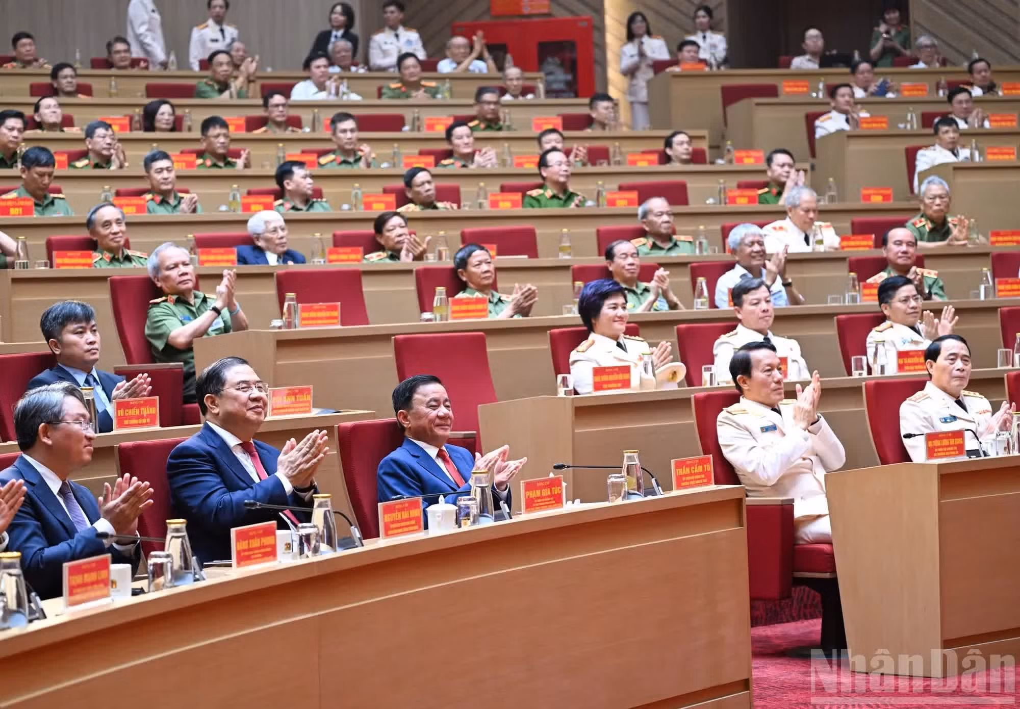 Tran Cam Tu, junto con dirigentes del Partido y del Estado, asiste al acto.