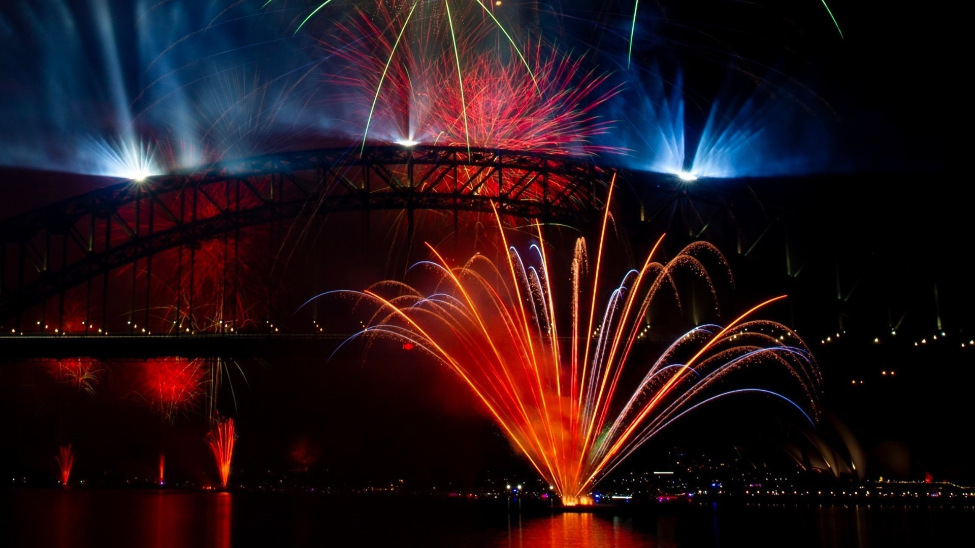 Fuegos artificiales deslumbran el cielo para dar la bienvenida al año 2026 en el puente del puerto de Sídney (Australia).