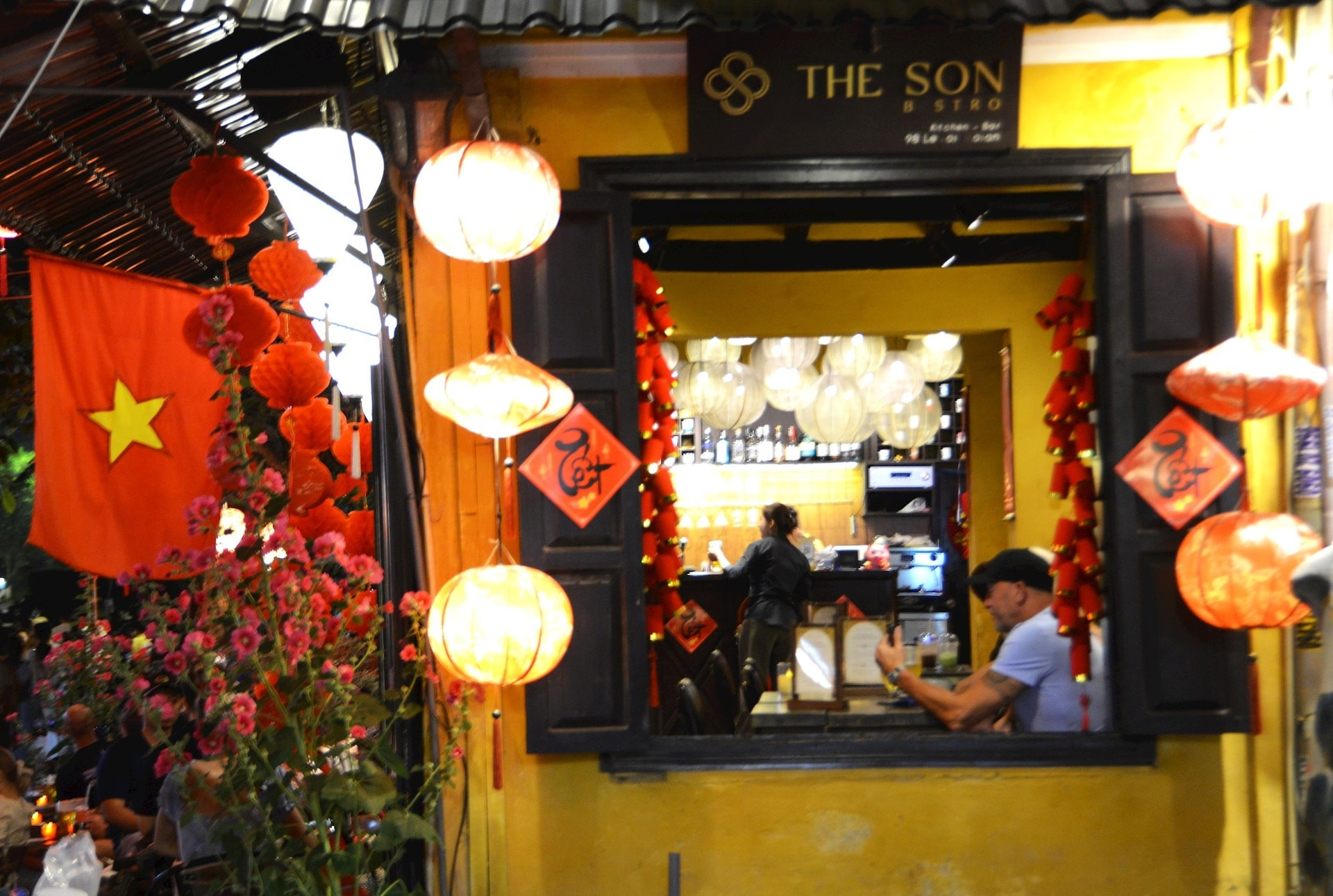Una cafetería transmite tranquilidad en la noche de Hoi An.