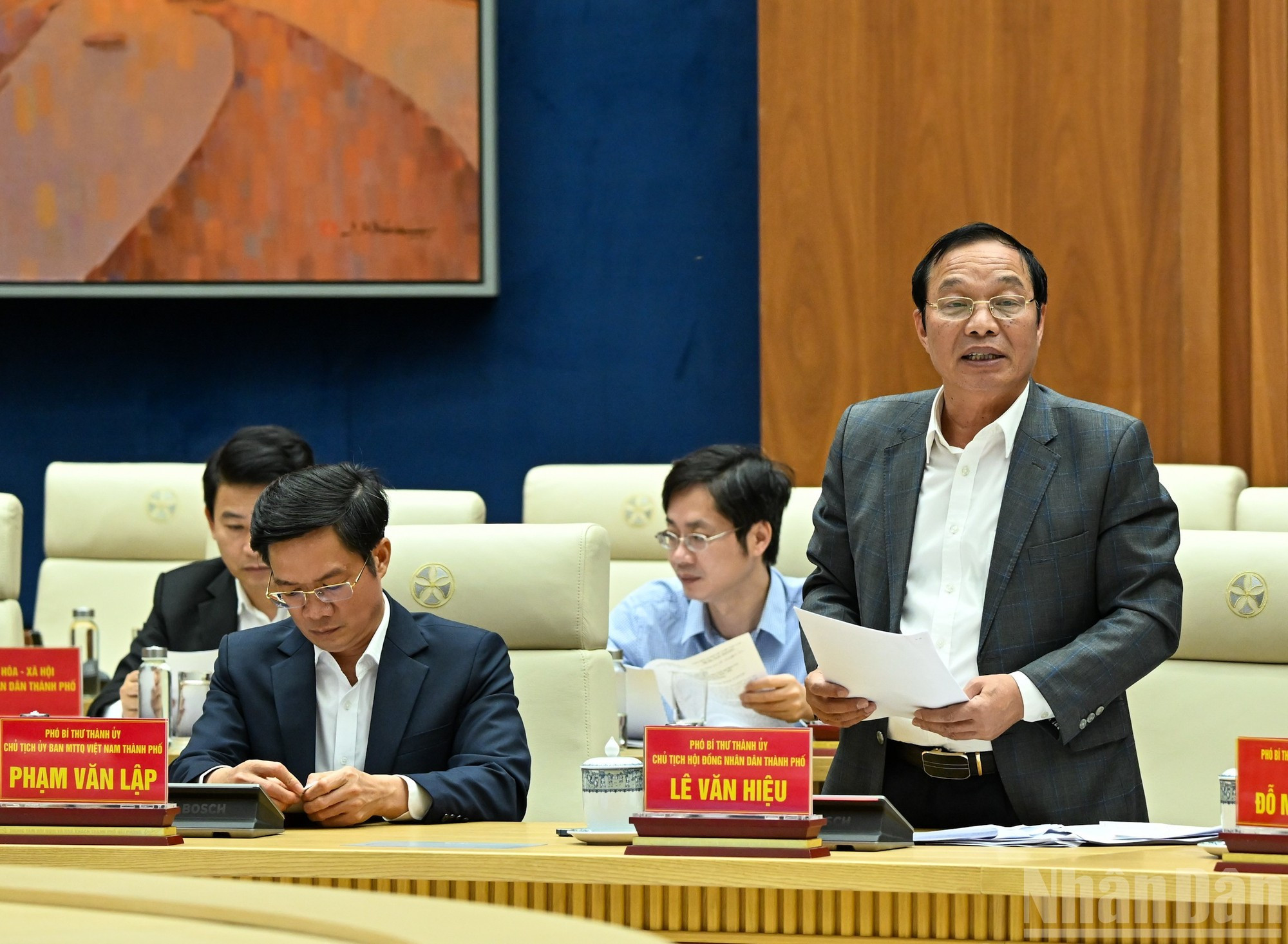 El presidente del Consejo Popular de Hai Phong, Le Van Hieu, presidente del Comité Electoral de la ciudad, presenta el informe en la sesión.