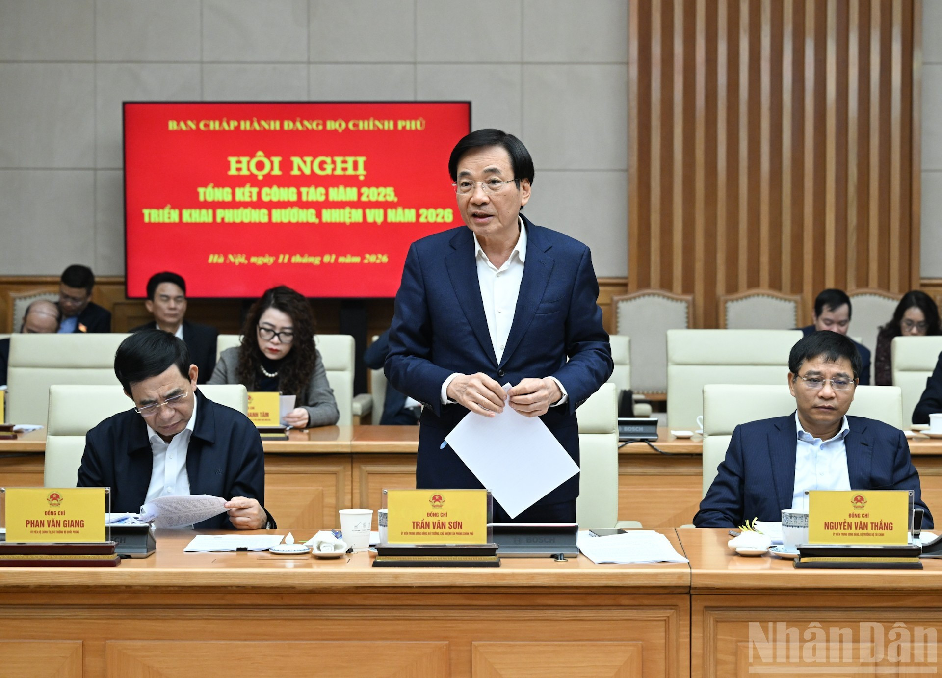 El ministro y jefe de la Oficina del Gobierno, Tran Van Son, interviene en la conferencia.