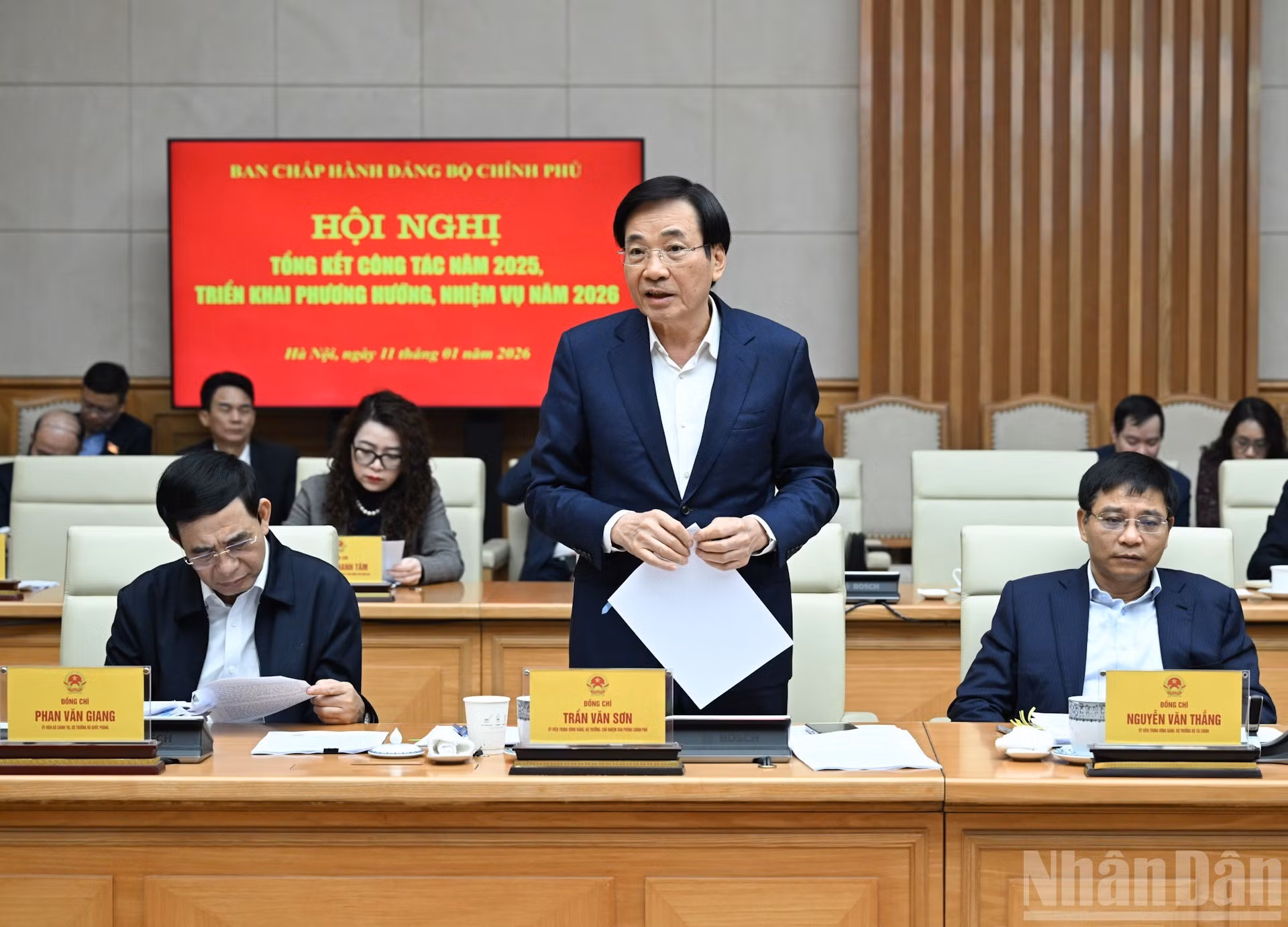 El ministro y jefe de la Oficina del Gobierno, Tran Van Son, interviene en la conferencia.