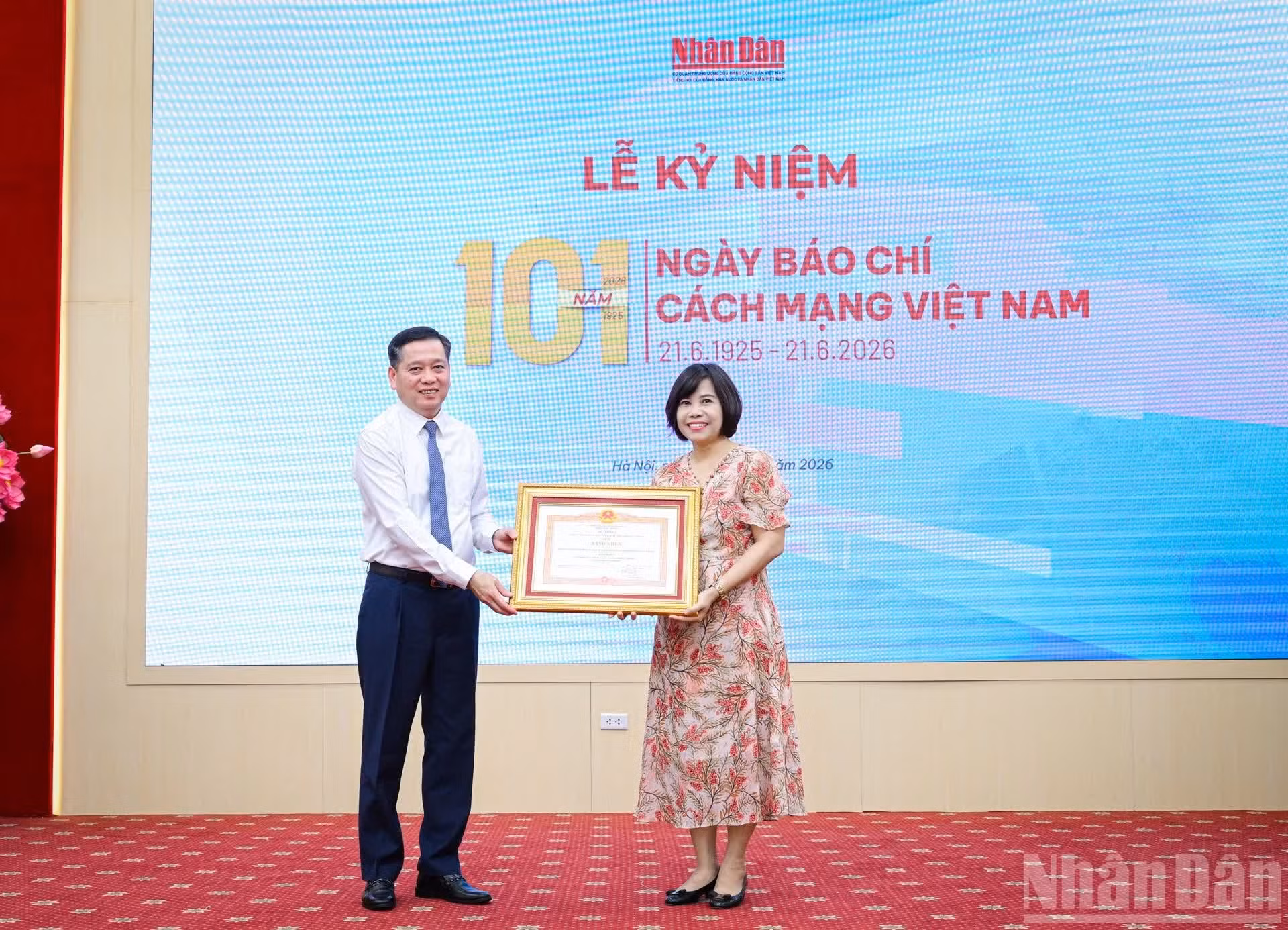 La imprenta del periódico Nhan Dan en Hanói recibe el Certificado de Mérito del Primer Ministro.