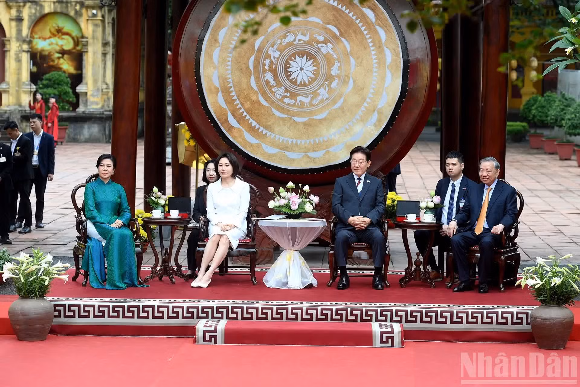 El secretario general del PCV y presidente de Vietnam, To Lam, y su esposa Ngo Phuong Ly, junto con el presidente de Corea del Sur, Lee Jae Myung, y su esposa Kim Hye Kyung, disfrutan del programa artístico.