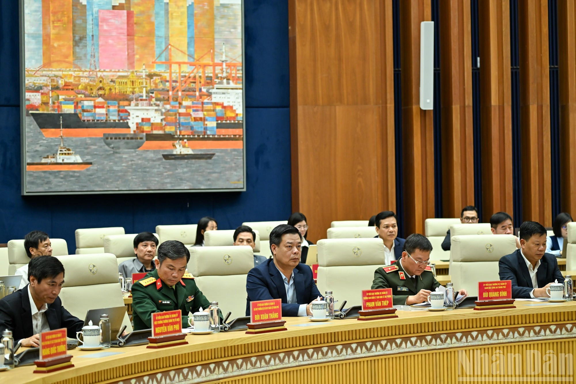 Miembros del Comité Electoral de Hai Phong asisten a la sesión.