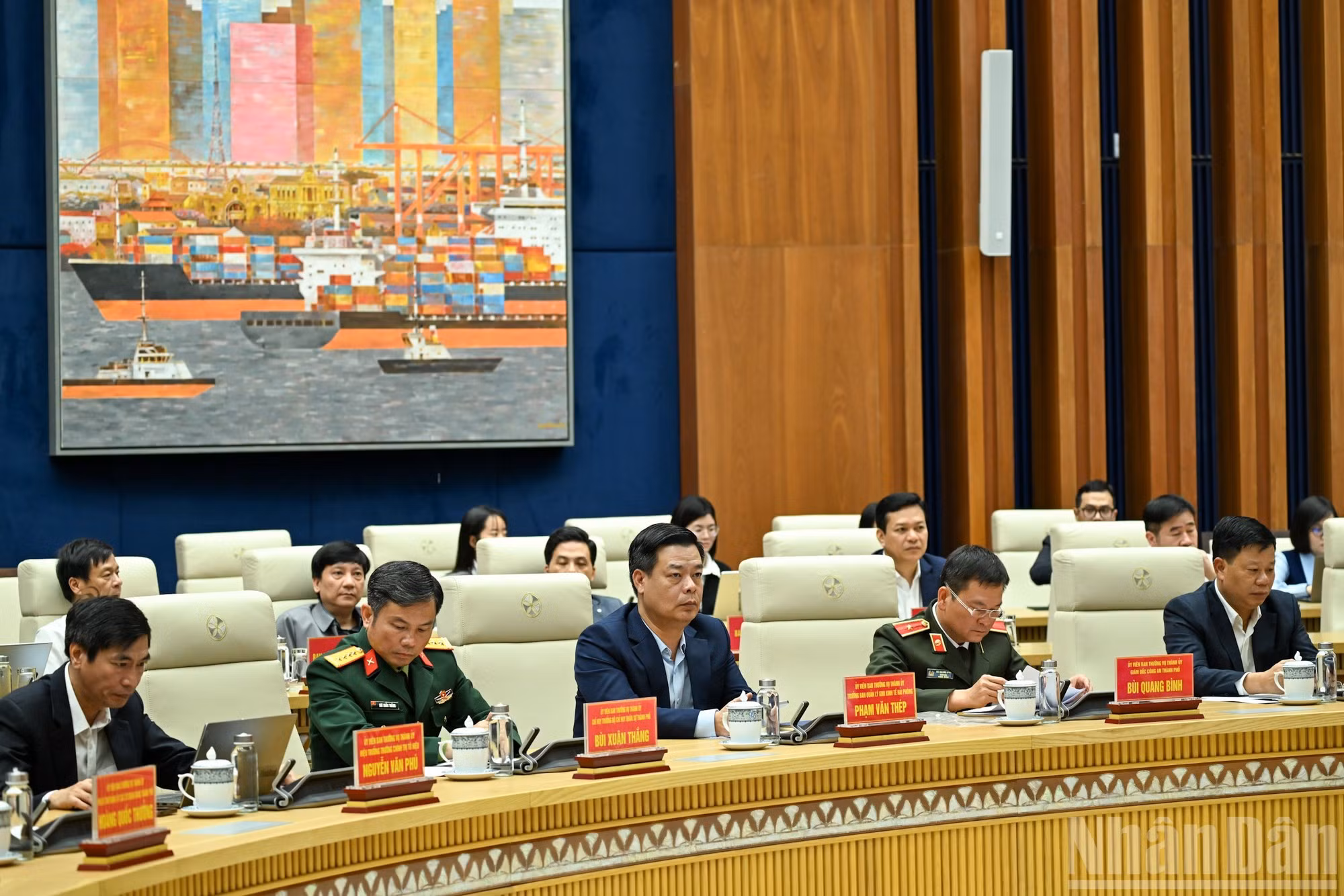 Miembros del Comité Electoral de Hai Phong asisten a la sesión.