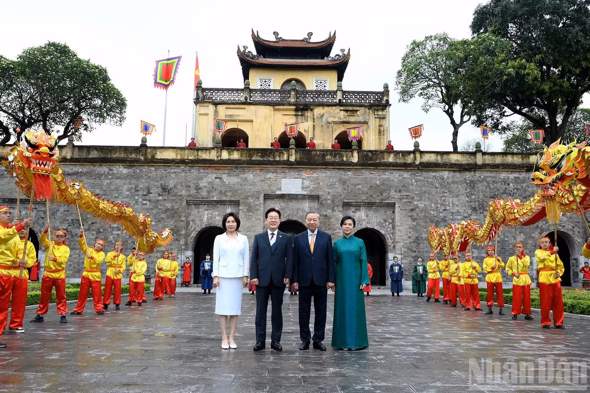 El secretario general del PCV y presidente de Vietnam, To Lam, y su esposa, Ngo Phuong Ly, posan con el presidente de Corea del Sur, Lee Jae Myung, y su esposa, Kim Hye Kyung, en la Puerta Doan Mon de la Ciudadela Imperial de Thang Long.