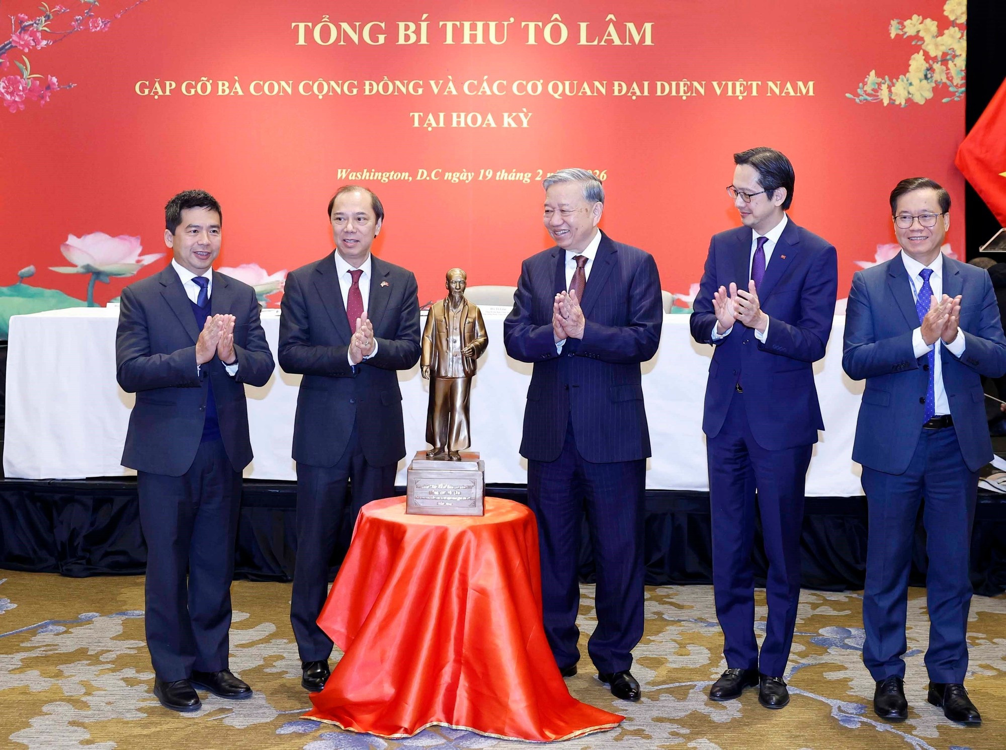 To Lam entrega una estatua del Presidente Ho Chi Minh a las representaciones diplomáticas de Vietnam en Estados Unidos. (Foto: Thong Nhat/VNA)