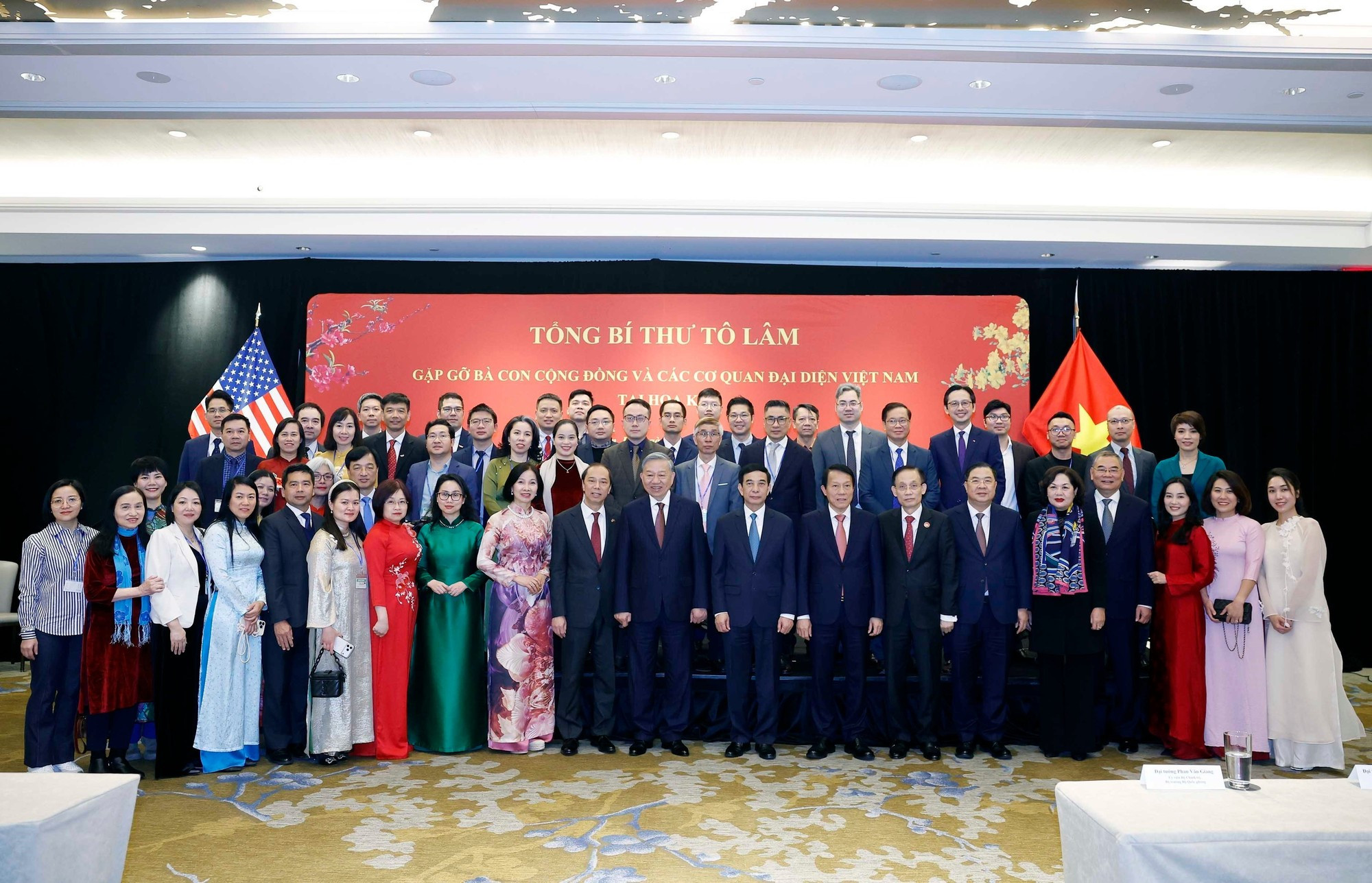 To Lam junto a funcionarios y personal de la Embajada y de las representaciones diplomáticas de Vietnam en Estados Unidos. (Foto: Thong Nhat/VNA)