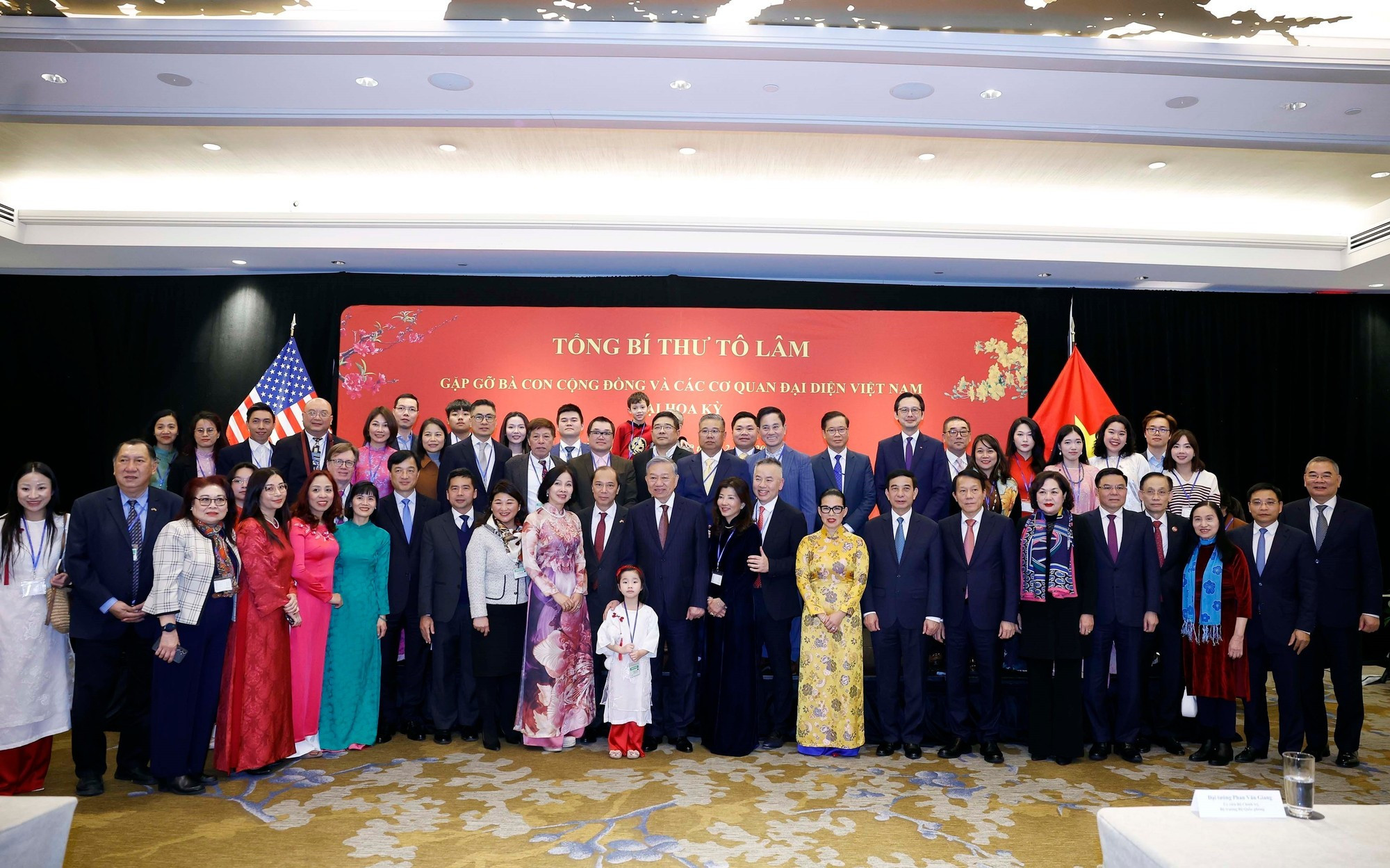 To Lam junto a miembros de la comunidad vietnamita en Estados Unidos. (Foto: Thong Nhat/VNA)