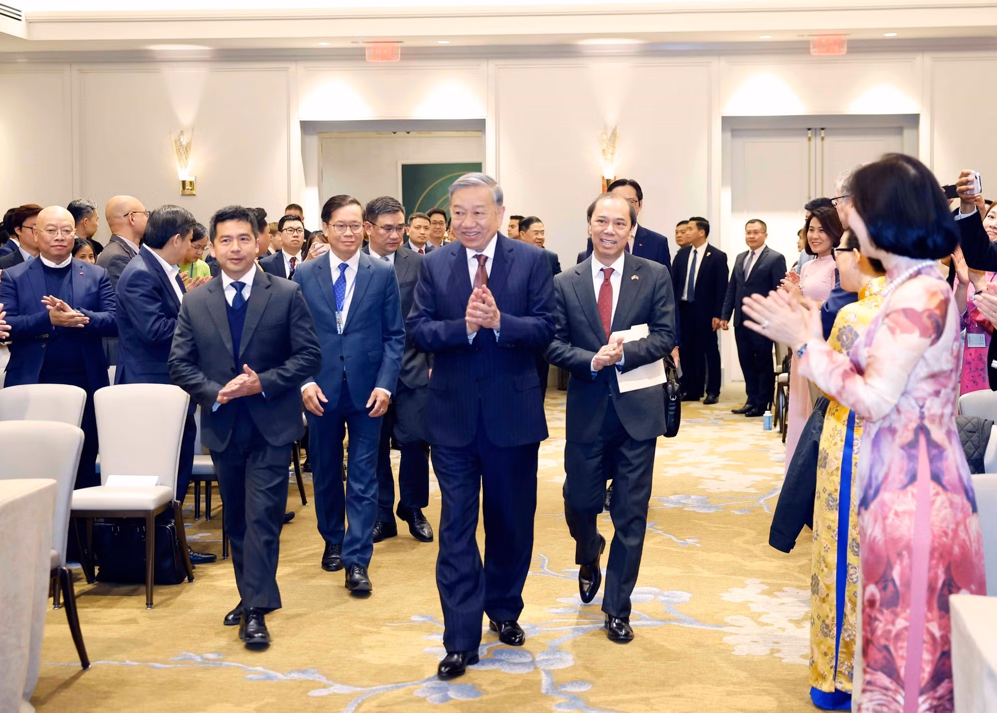 El secretario general del PCV, To Lam, se reúne con la comunidad vietnamita y las representaciones diplomáticas del país en Estados Unidos. (Foto: Thong Nhat/VNA)