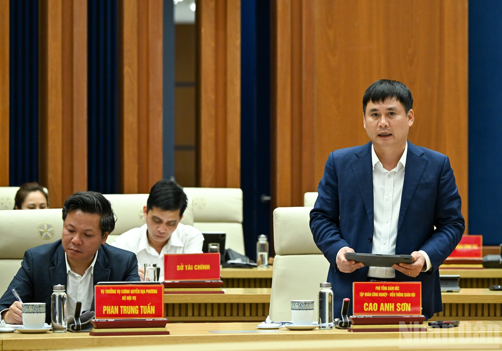 El subdirector general del Grupo de Industria y Telecomunicaciones del Ejército (Viettel), Cao Anh Son, interviene en la cita.