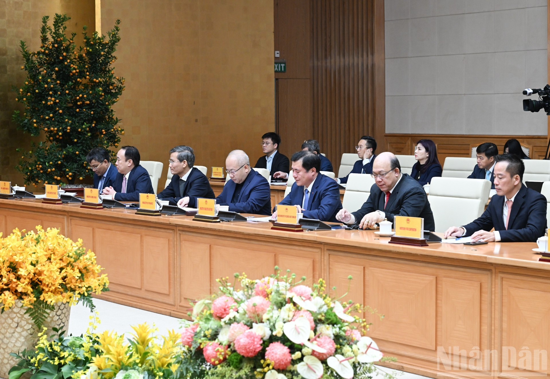 Representantes de ministerios, comisiones y organismos del Gobierno de Vietnam participan en el encuentro.