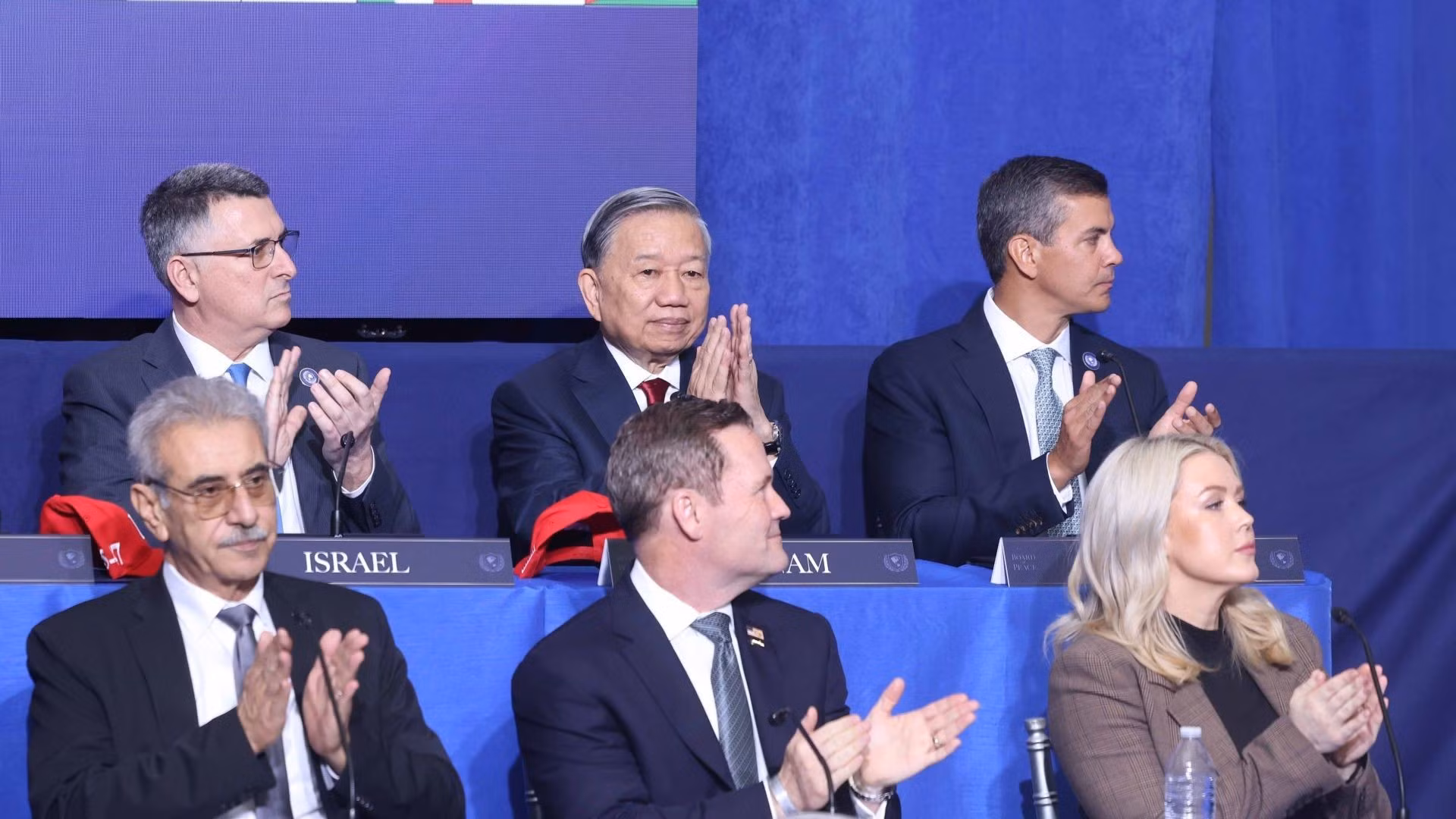 El secretario general del PCV, To Lam, y los delegados asisten a la sesión inaugural de la Junta de Paz para Gaza. (Foto: Thong Nhat/VNA)