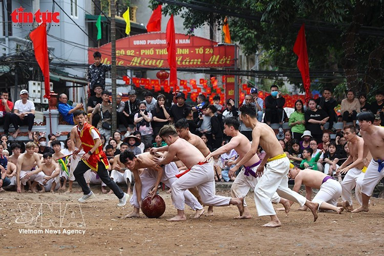 Un feroz tira y afloja entre los equipos competidores. (Foto: VNA)