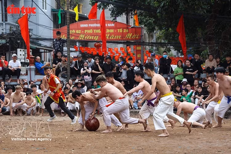 Un feroz tira y afloja entre los equipos competidores. (Foto: VNA)