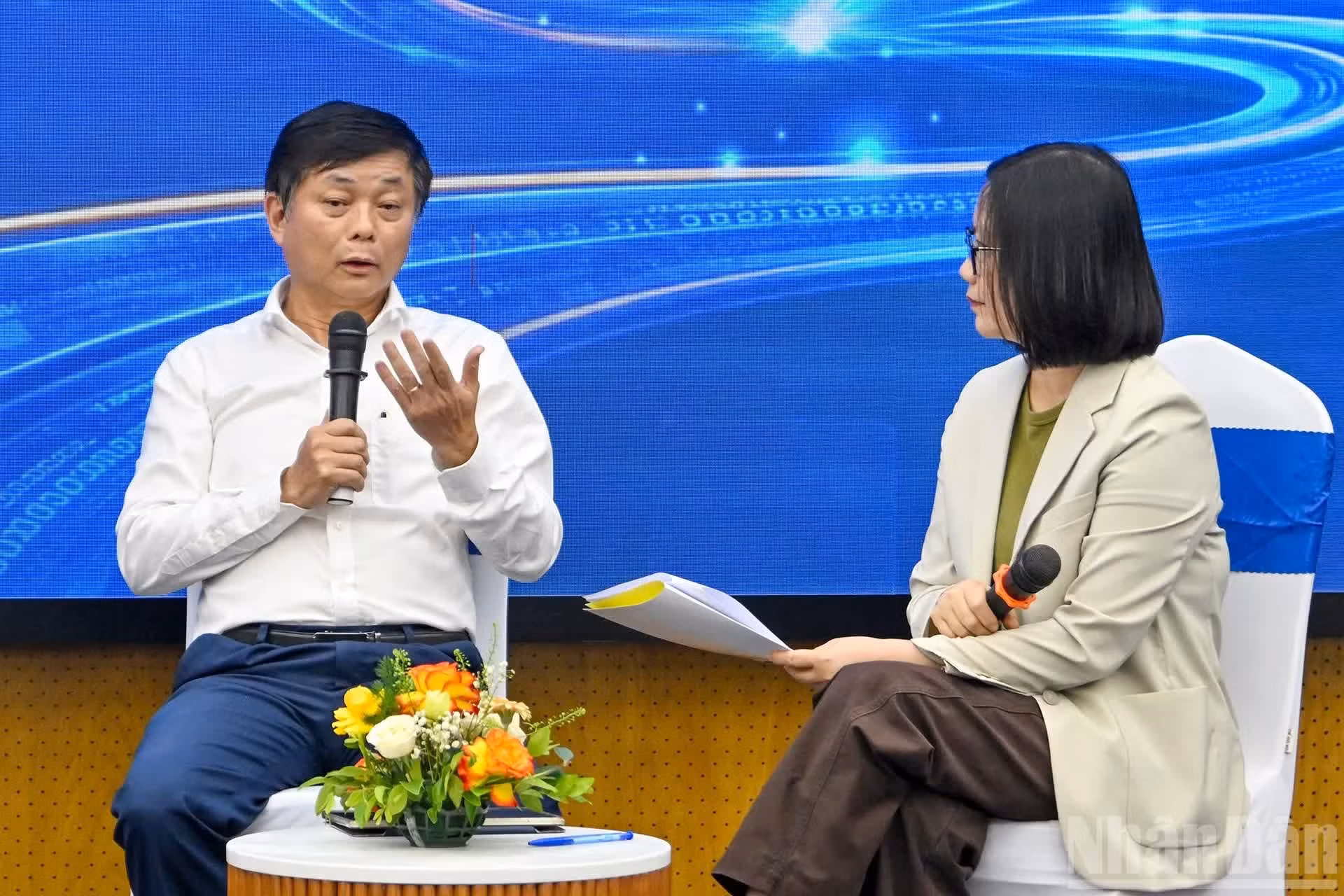 Pham Minh Son, director de la Academia de Periodismo y Comunicación, interviene en el debate.
