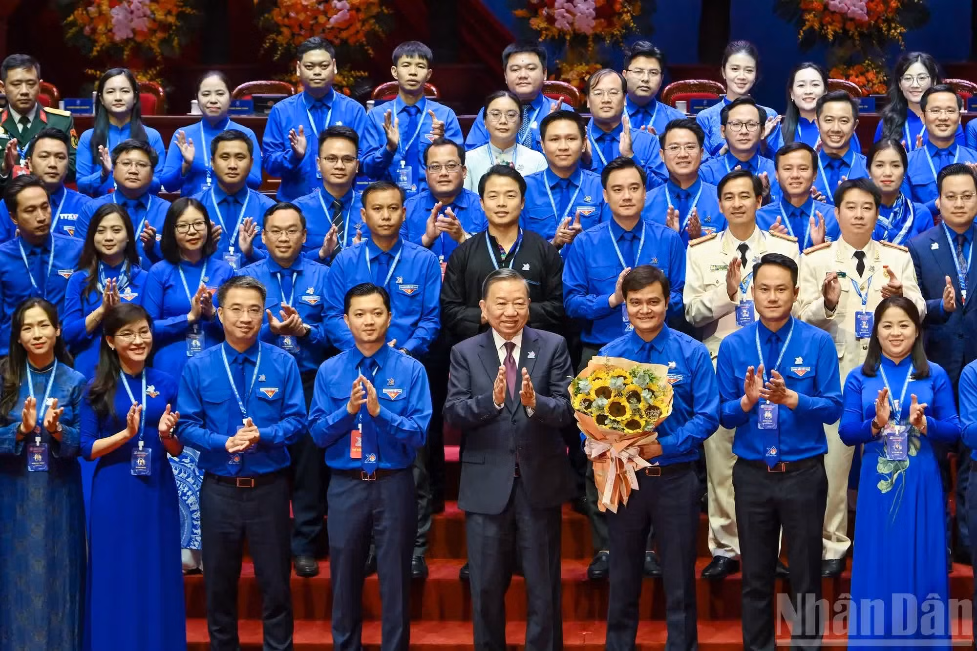 El secretario general del Partido Comunista y presidente de Vietnam, To Lam, entrega flores de felicitación al Comité Central de la Unión de Jóvenes Comunistas Ho Chi Minh del XIII mandato.