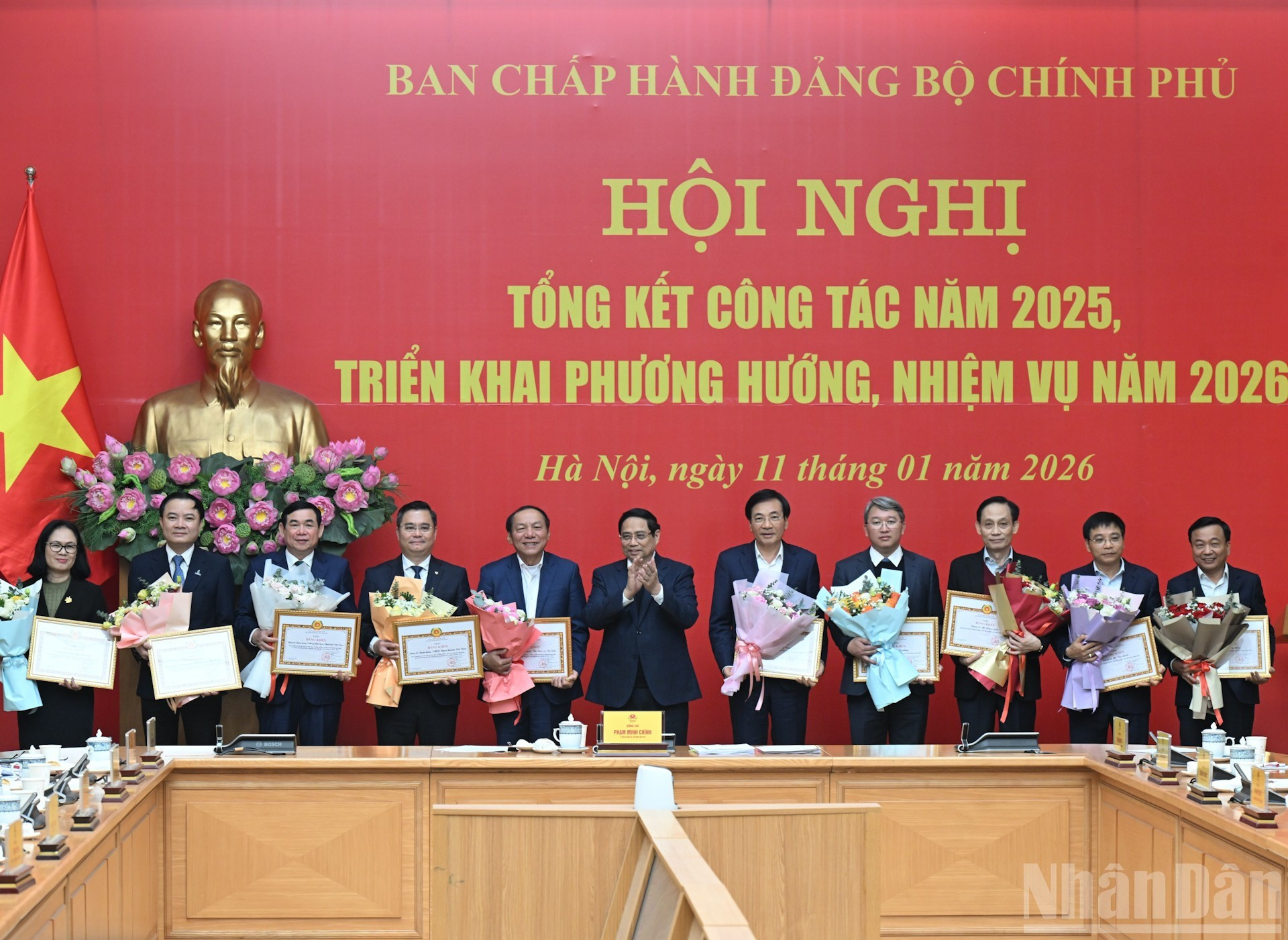 El miembro del Buró Político del PCV, secretario del Comité del Partido del Gobierno y primer ministro Pham Minh Chinh entrega certificados de mérito a colectivos del Comité del Partido del Gobierno.