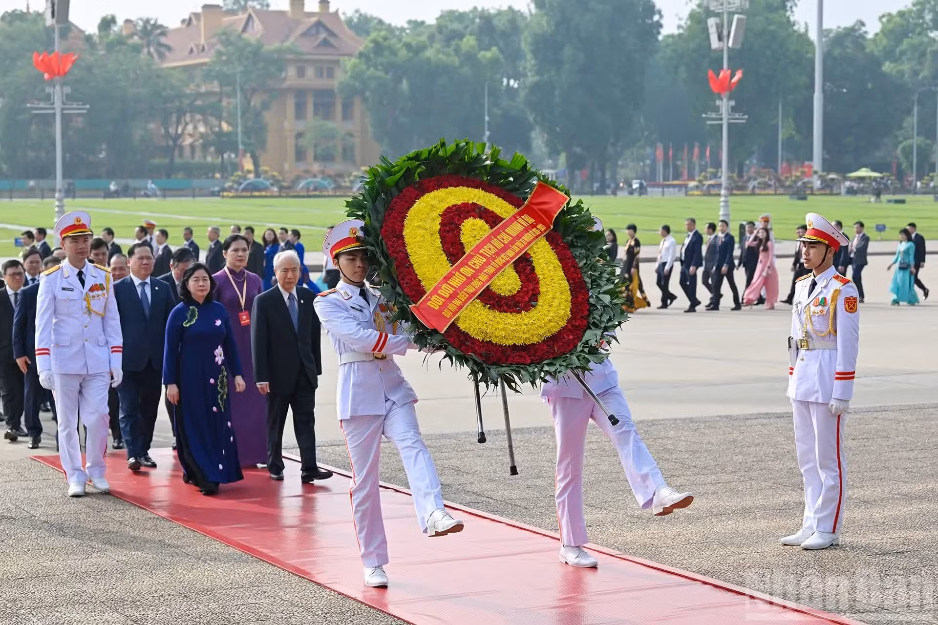La corona lleva la frase: “Eterna gratitud al gran Presidente Ho Chi Minh - XI Congreso Nacional del Frente de la Patria de Vietnam, mandato 2026-2031”.
