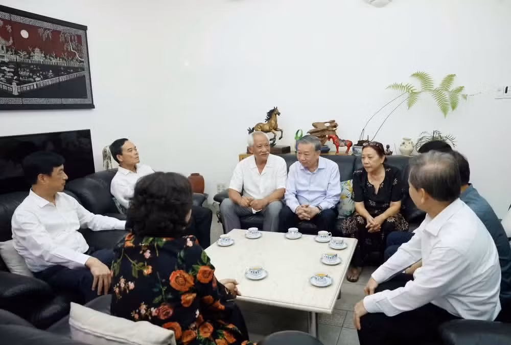 El secretario general del PCV y presidente de Vietnam, To Lam, junto con la delegación del Comité Central del PCV, en la visita a los familiares del extinto secretario general Nguyen Van Linh. (Foto: VNA)