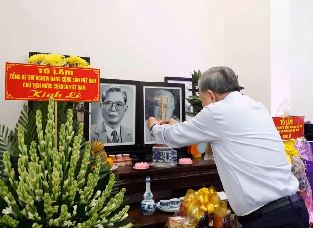 El secretario general del PCV y presidente de Vietnam, To Lam, ofrece incienso en homenaje al difunto secretario general del PCV, Nguyen Van Linh. (Foto: VNA)