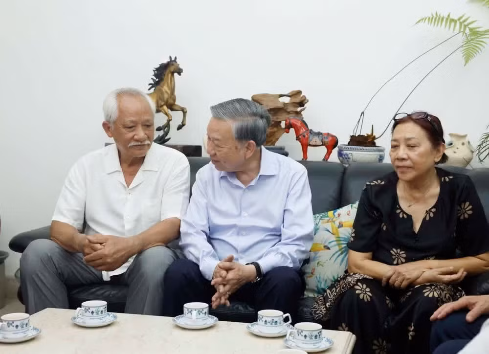 El secretario general del PCV y presidente de Vietnam, To Lam, visita a los familiares del extinto secretario general Nguyen Van Linh. (Foto: VNA)