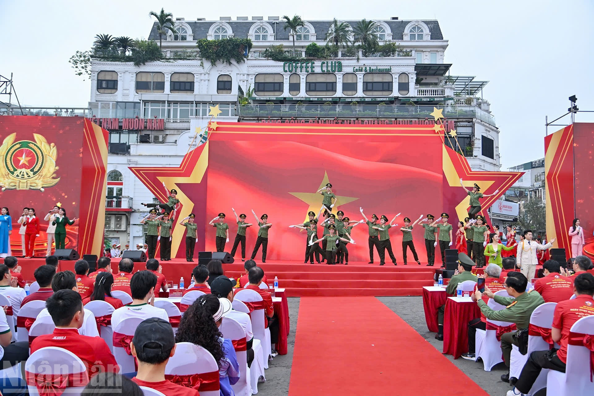 Programa artístico a cargo de oficiales y soldados de la Policía Popular.