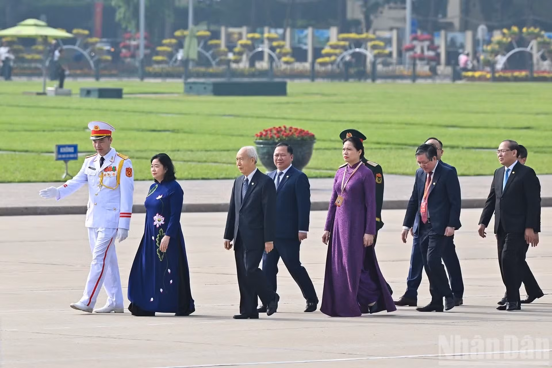 A las 8:00 horas, los delegados al XI Congreso Nacional del FPV (mandato 2026-2031) visitan el Mausoleo del Presidente Ho Chi Minh, donde rinden homenaje al líder vietnamita.