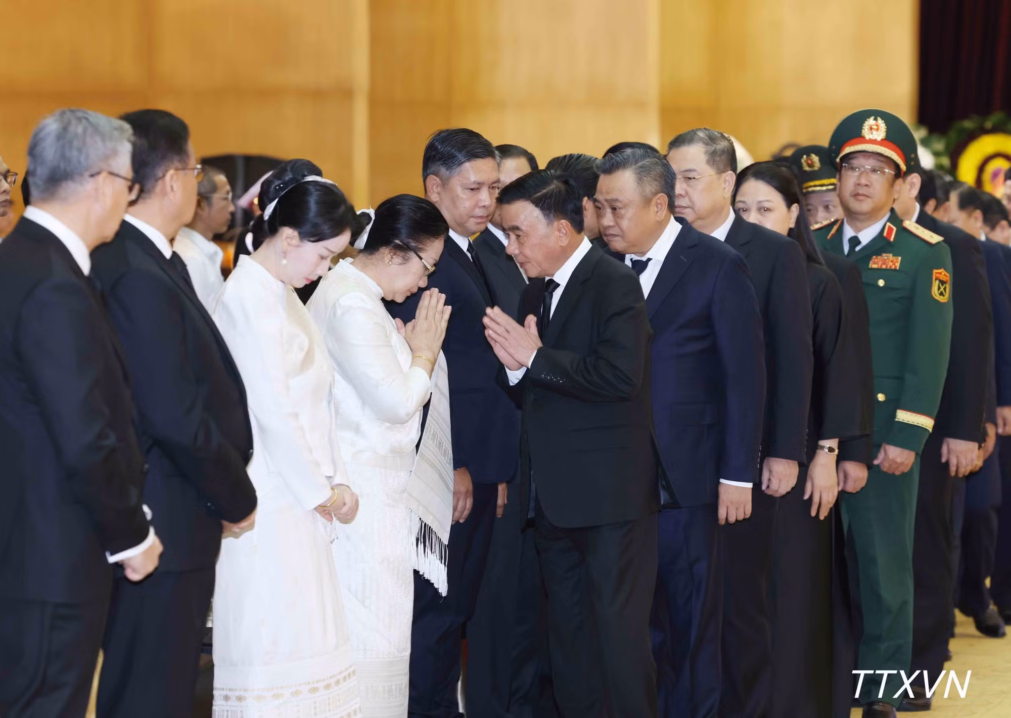 Tran Cam Tu y la delegación de alto nivel del Partido y Estado de Vietnam expresan sus profundas condolencias a los familiares de Saysomphone Phomvihane. (Foto: VNA)