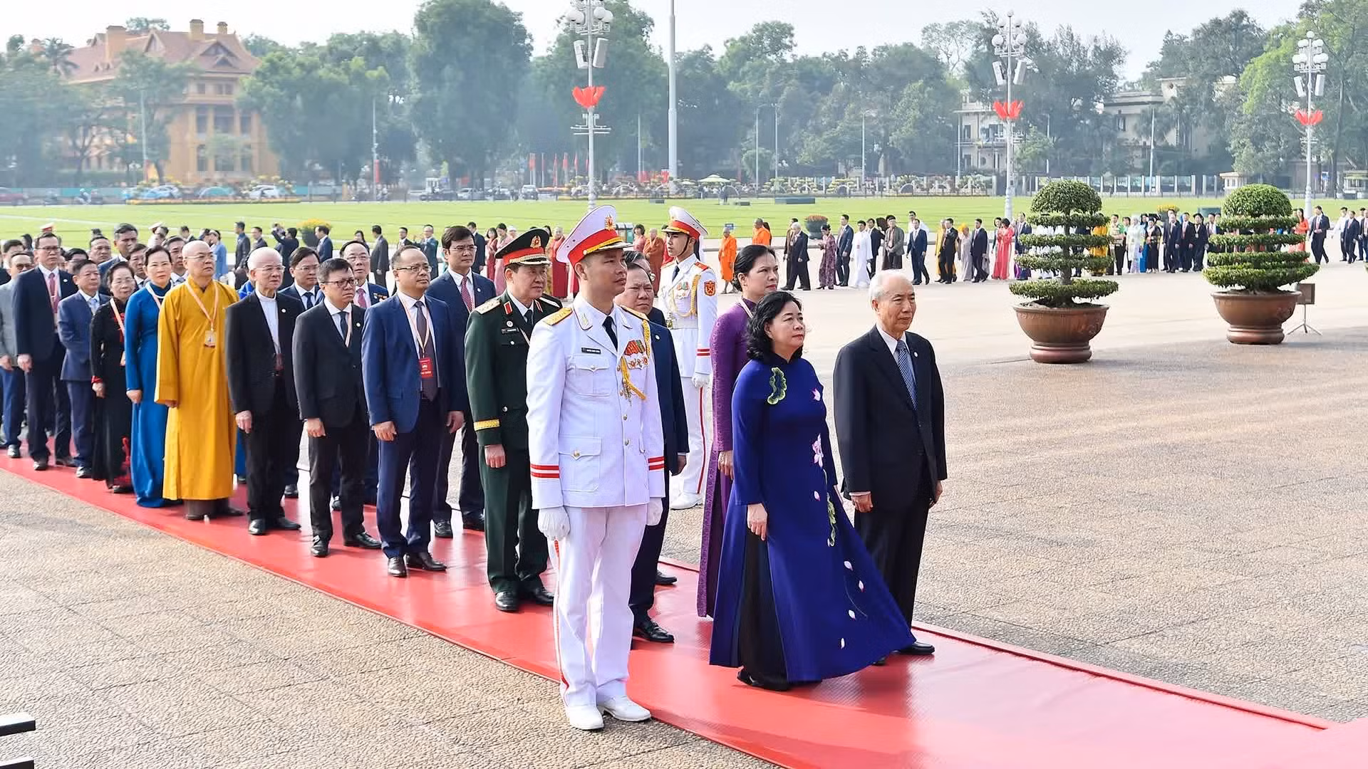 Los delegados rinden homenaje al Presidente Ho Chi Minh.