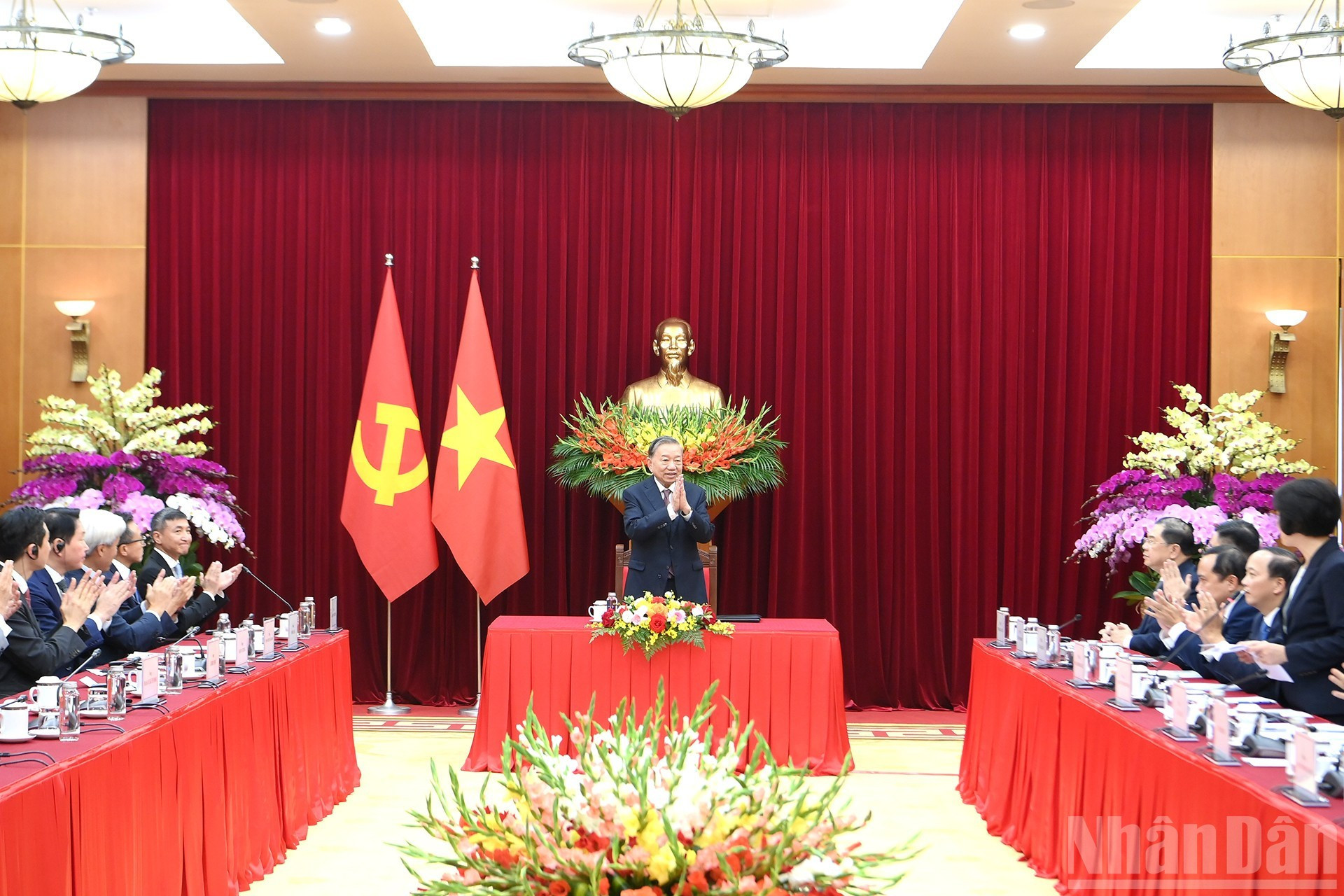 El secretario general del PCV, To Lam, preside el encuentro.