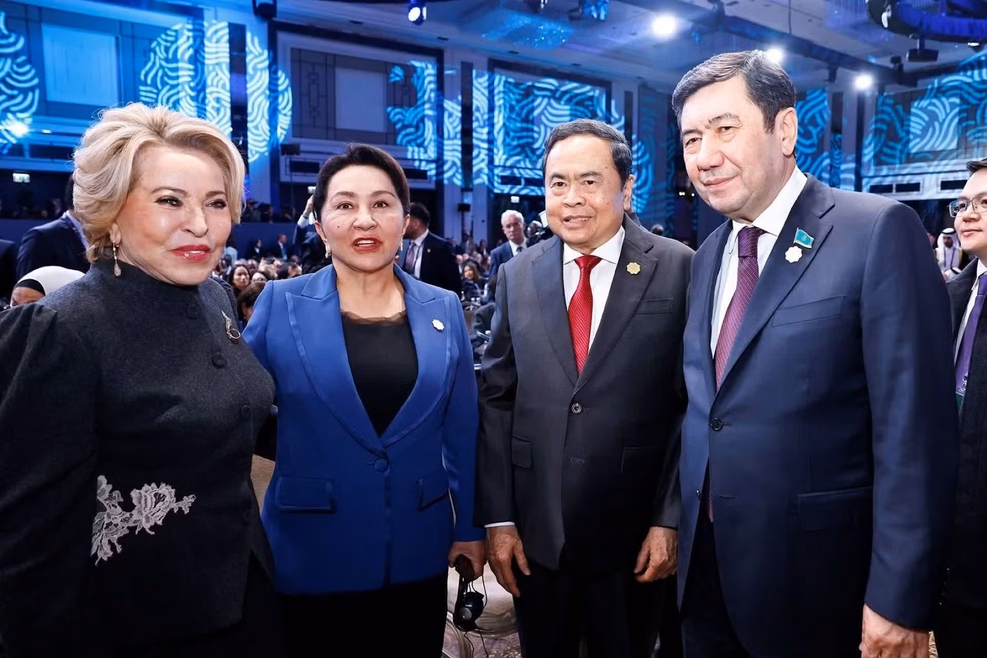 El presidente de la ANV, Tran Thanh Man, y la presidenta del Consejo de la Federación de Rusia, Valentina Matvienko, juton con delegados. (Foto: Doan Tan/VNA)