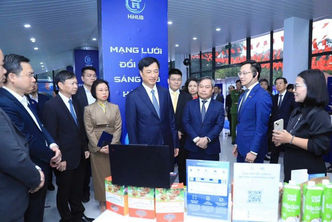 El secretario del Comité del Partido Comunista de Vietnam en Hanói, Nguyen Duy Ngoc, y los delegados visitan la exposición de la Red de Innovación de Hanói.