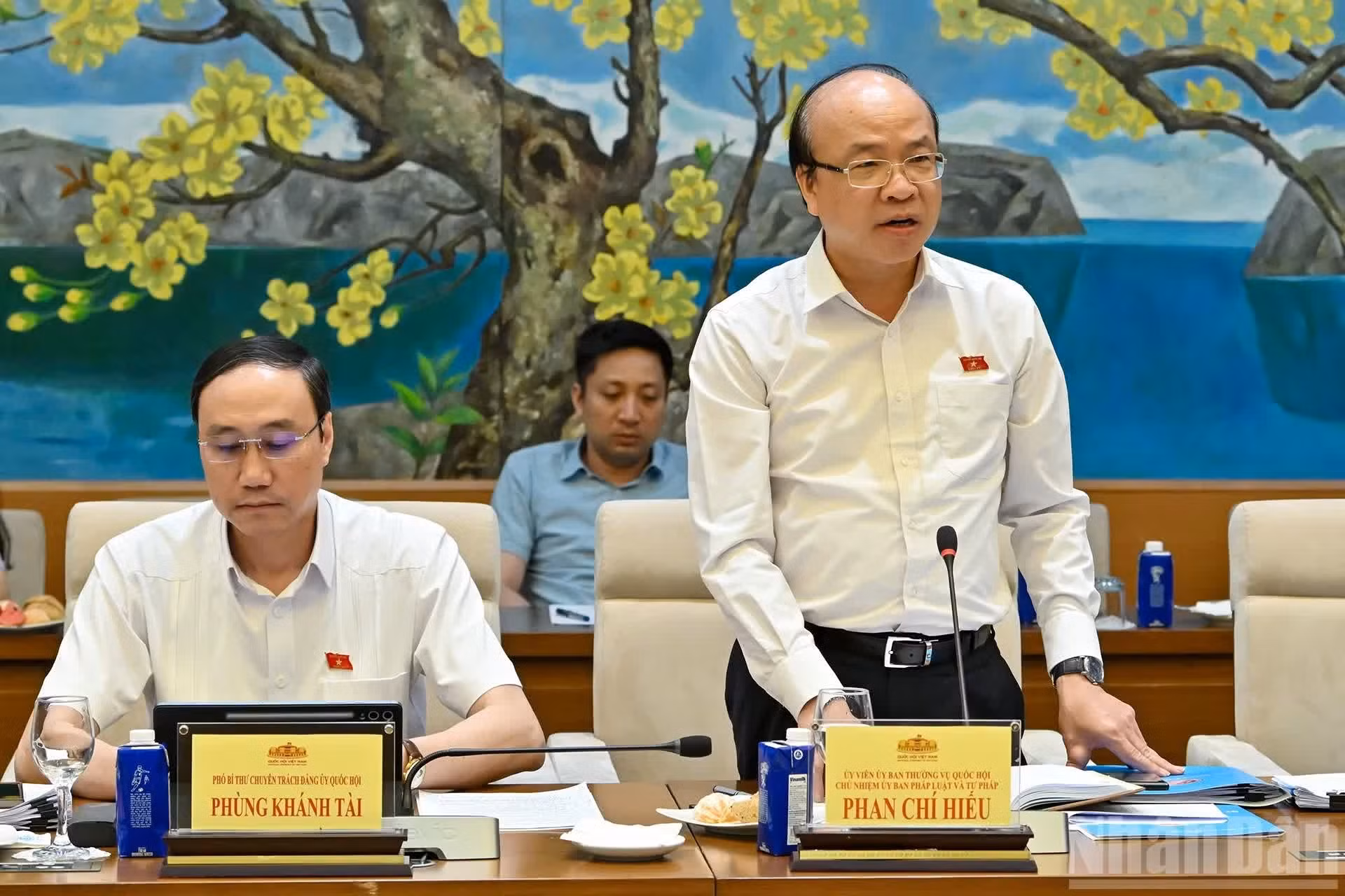 El presidente de la Comisión Jurídica y Judicial, Phan Chi Hieu, interviene en la reunión de trabajo.
