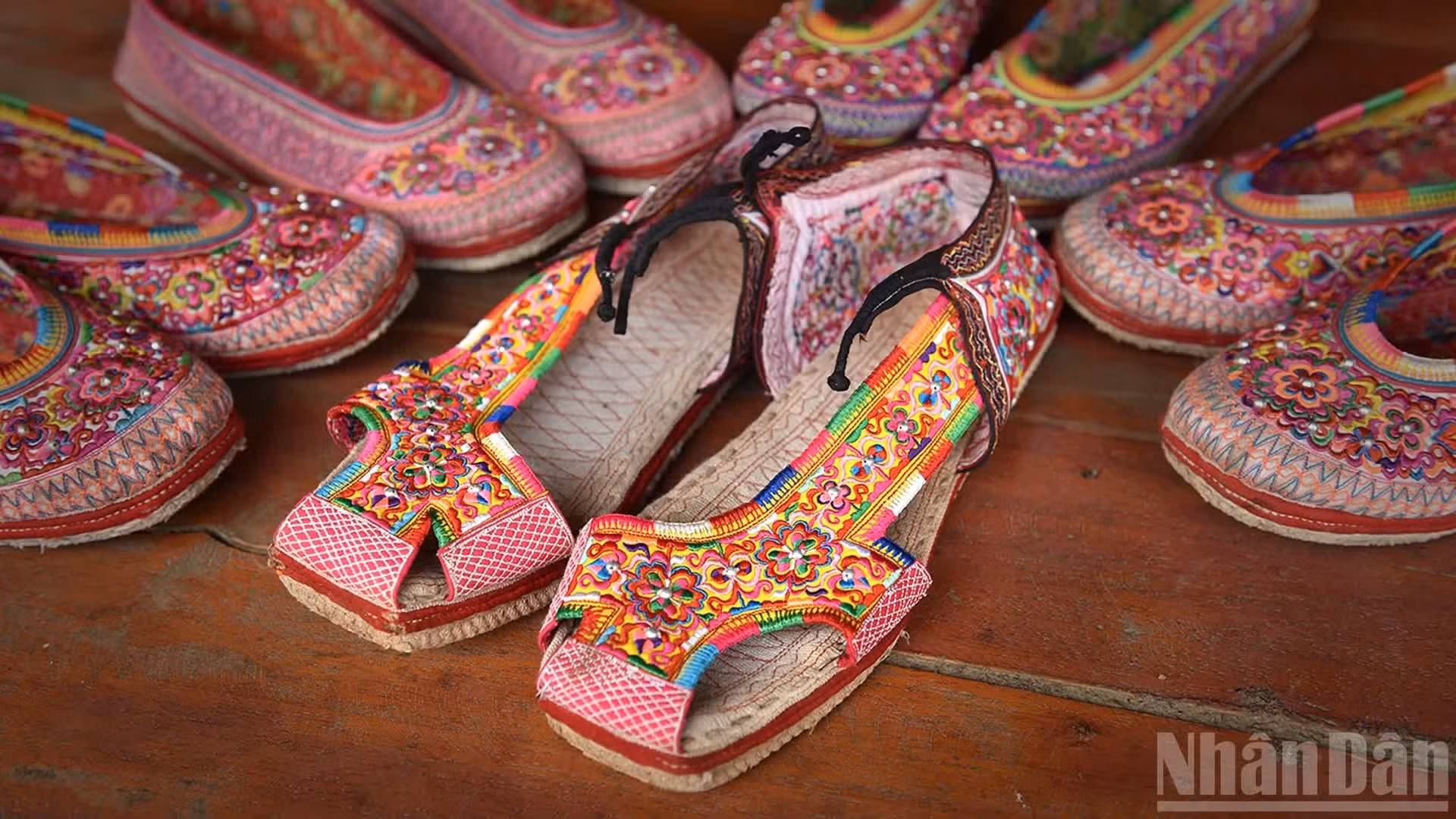 Los zapatos masculinos destacan por sus correas firmes y motivos decorativos en los laterales. (Foto: VU LINH)