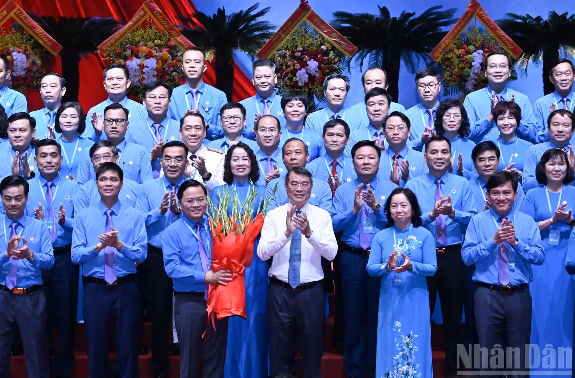  El primer ministro de Vietnam, Le Minh Hung, entrega flores para felicitar al Comité Ejecutivo de la Confederación General del Trabajo de Vietnam del XIV mandato. 