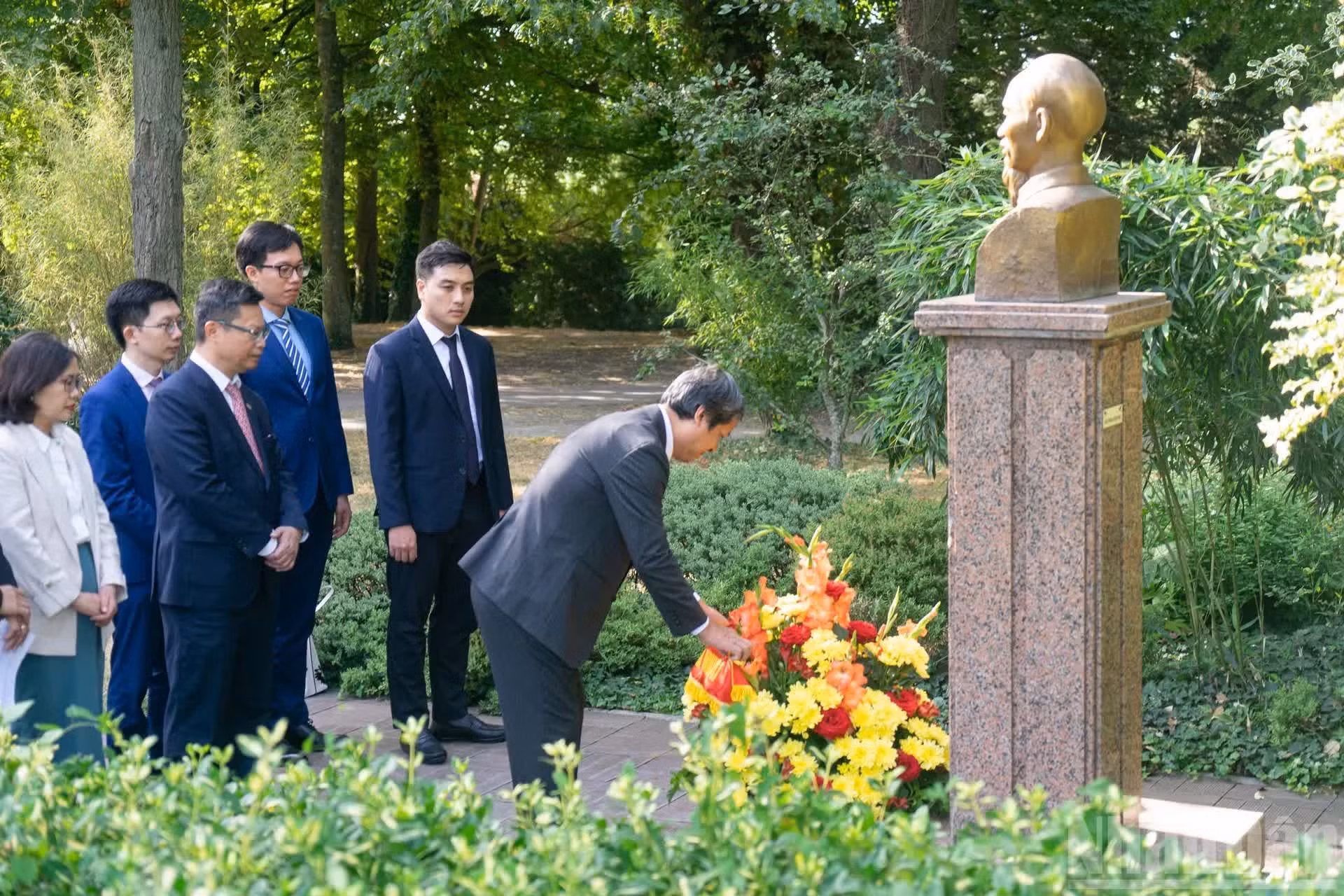 La delegación del PCV deposita una ofrenda floral ante el monumento al Presidente Ho Chi Minh, situado en el parque Montreau, en la ciudad de Montreuil, en las afueras de París.