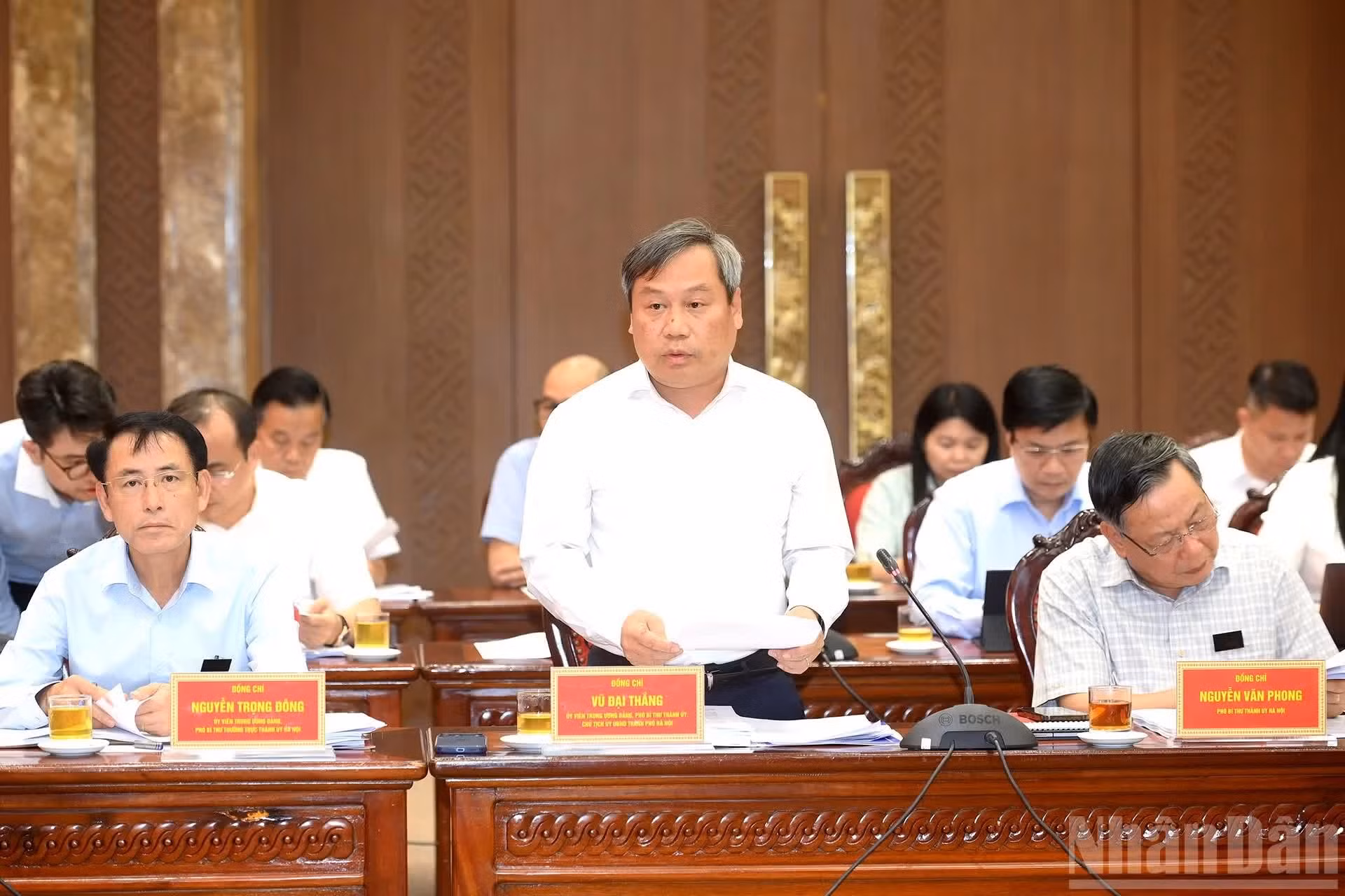 Vu Dai Thang, miembro del Comité Central del Partido, subsecretario del Comité partidista de Hanói y presidente del Comité Popular municipal, interviene en la reunión.