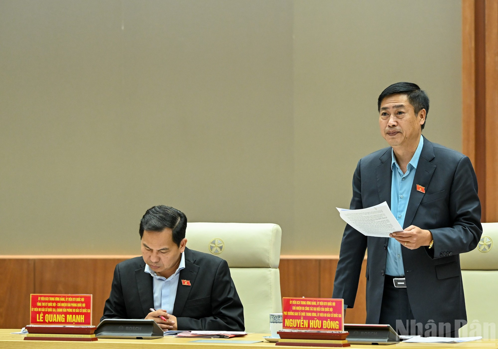 El jefe del Comité de Trabajo de los Diputados, Nguyen Huu Dong, interviene en cita.