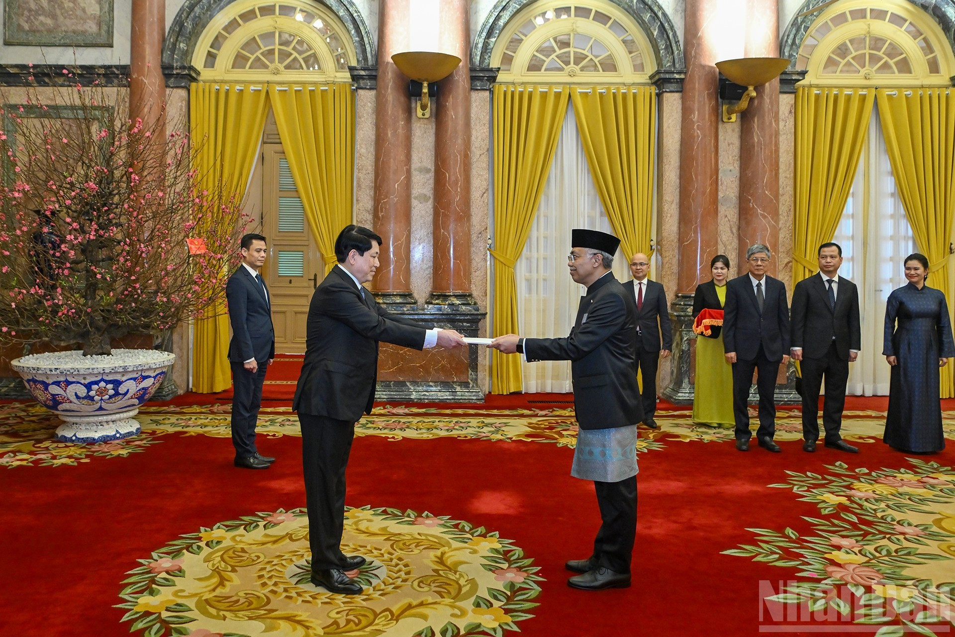 El presidente de Vietnam, Luong Cuong, recibe las cartas credenciales del embajador de Indonesia en Vietnam, Adam Mulawarman Tugio.