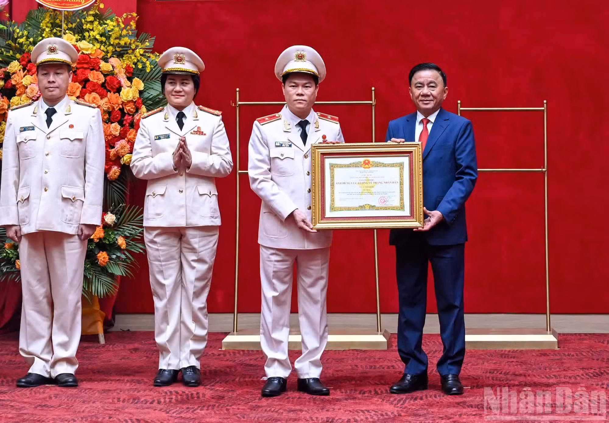 El miembro del Buró Político y permanente del PCV, Tran Cam Tu, entrega el título de Héroe de las Fuerzas Armadas Populares a la Fuerza de Seguridad Interna.