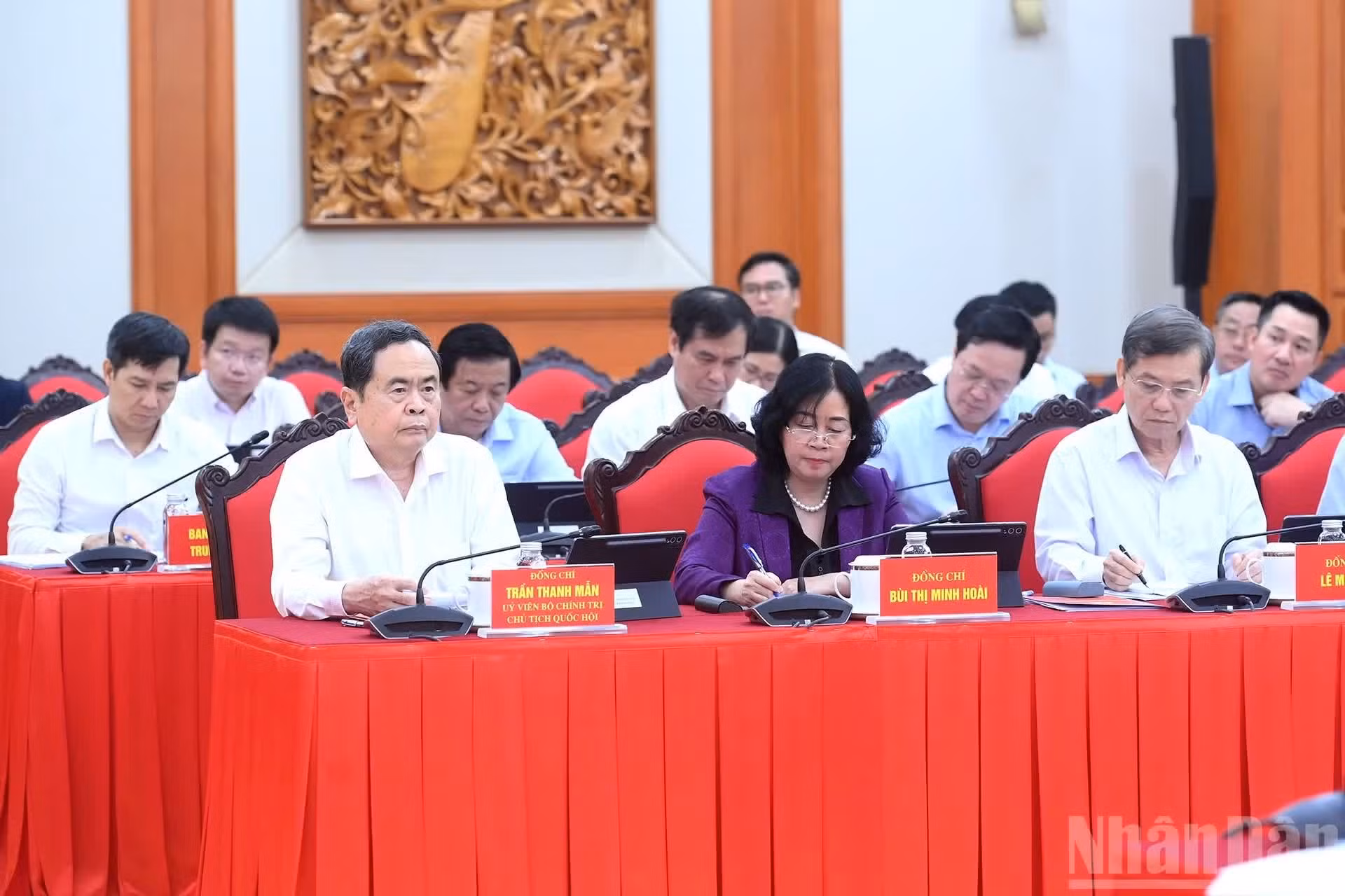 El presidente de la Asamblea Nacional, Tran Thanh Man, junto con dirigentes y delegados, participa en la sesión.