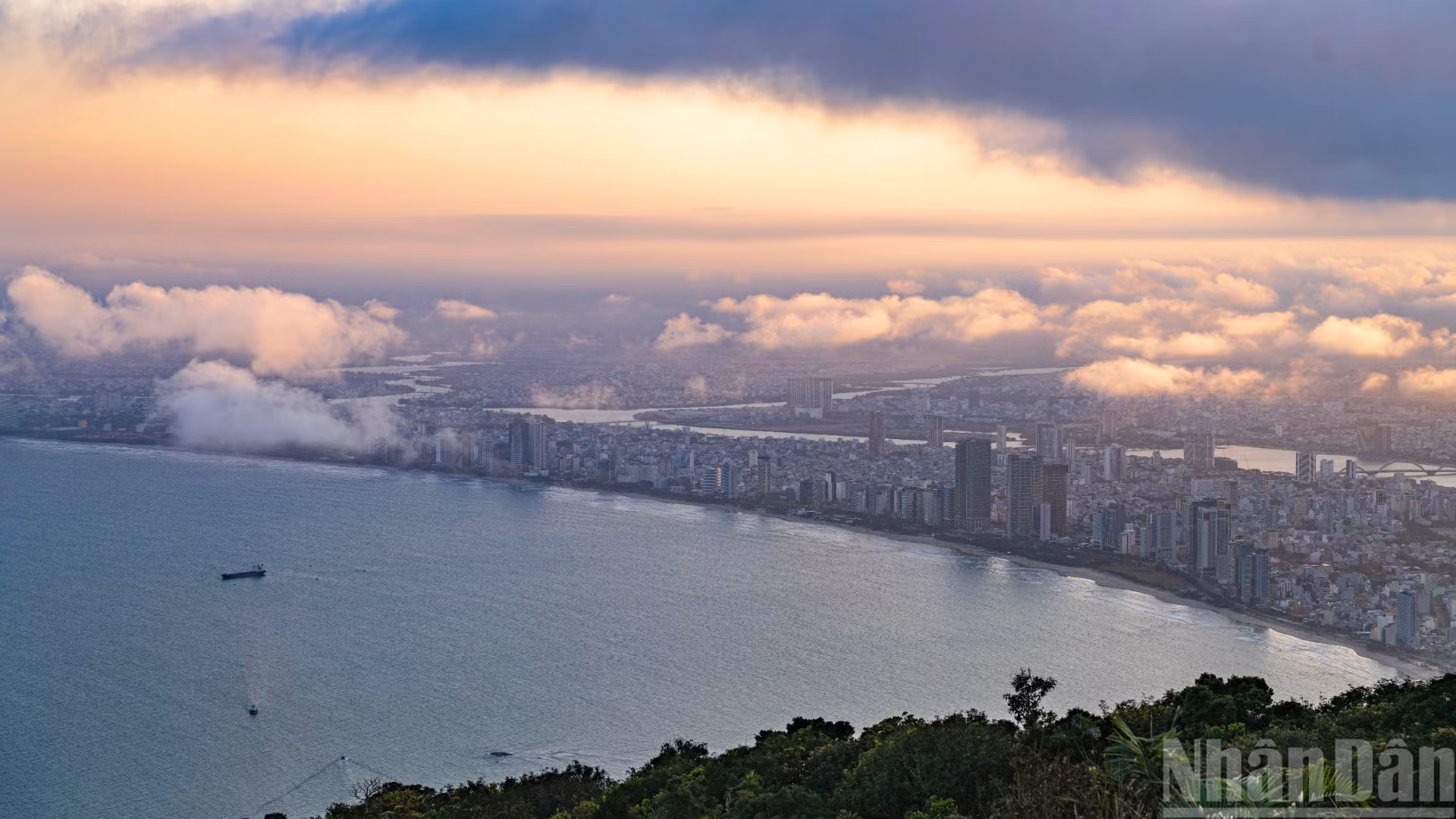 La ciudad de Da Nang se perfila bajo un “mar” de nubes rosadas al atardecer.