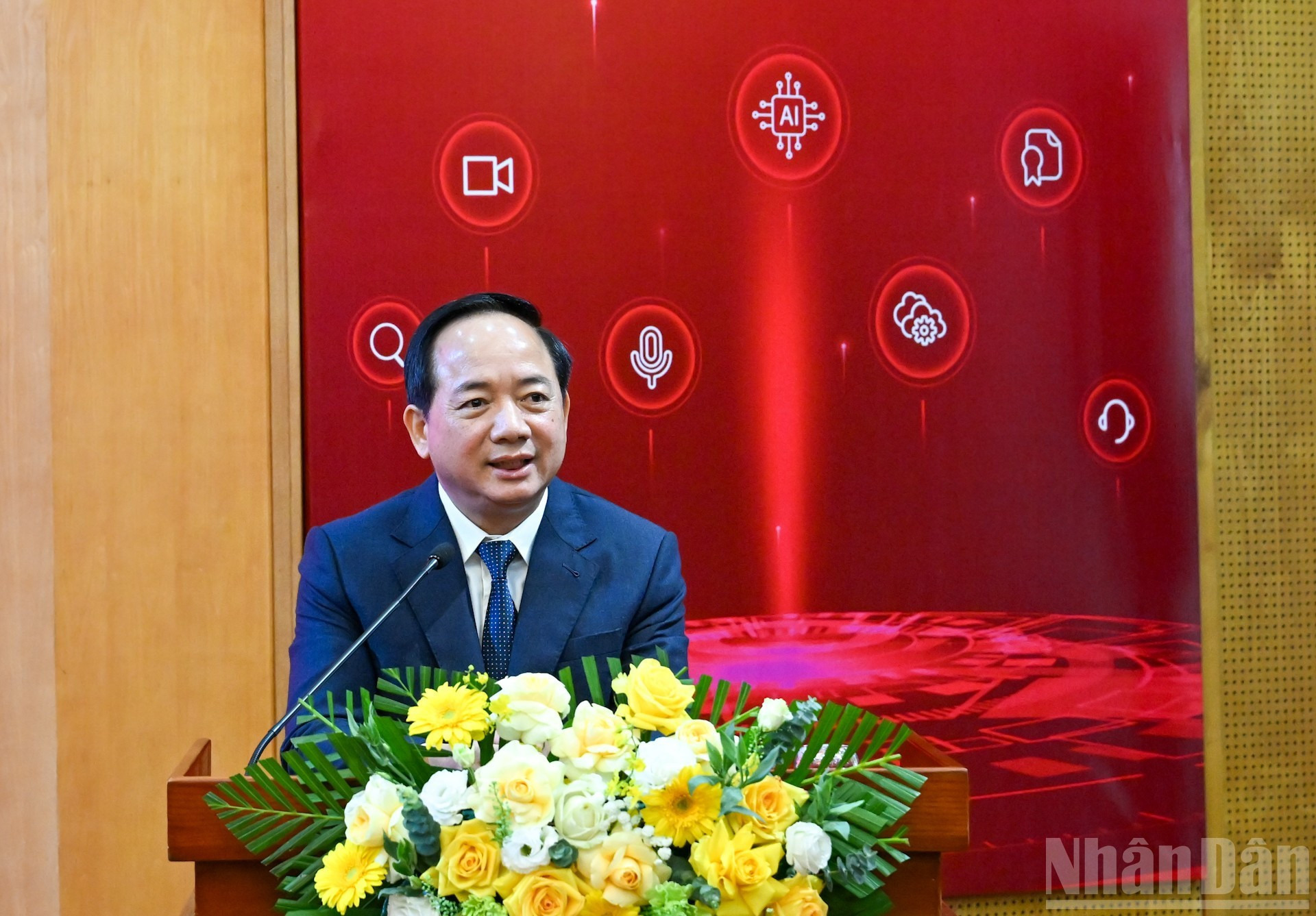 El jefe de la Comisión de Propaganda y Movilización de Masas del Comité Central del PCV, Trinh Van Quyet, interviene en el acto.