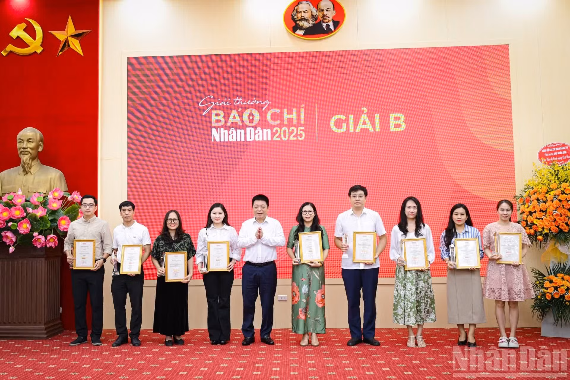 El vicepresidente-editor del periódico Nhan Dan, Que Dinh Nguyen, entrega los premios B a los autores y grupos de autores.