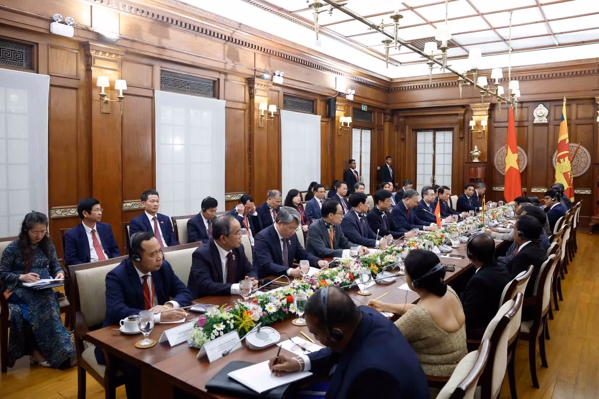 El secretario general del PCV y presidente de Vietnam, To Lam, y el presidente de Sri Lanka, Anura Kumara Dissanayake, sostienen conversaciones. (Foto: Thong Nhat/VNA)