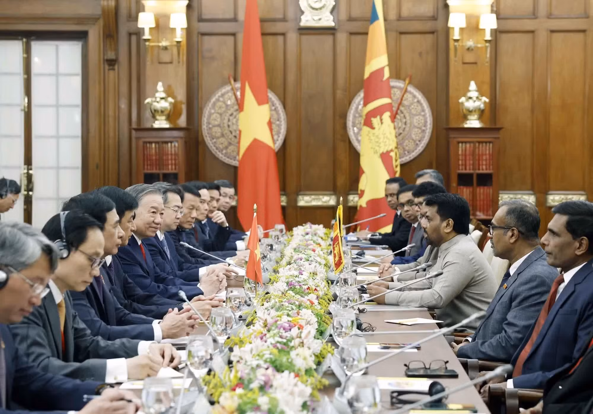 El secretario general del PCV y presidente de Vietnam, To Lam, y el presidente de Sri Lanka, Anura Kumara Dissanayake, sostienen conversaciones. (Foto: Thong Nhat/VNA)